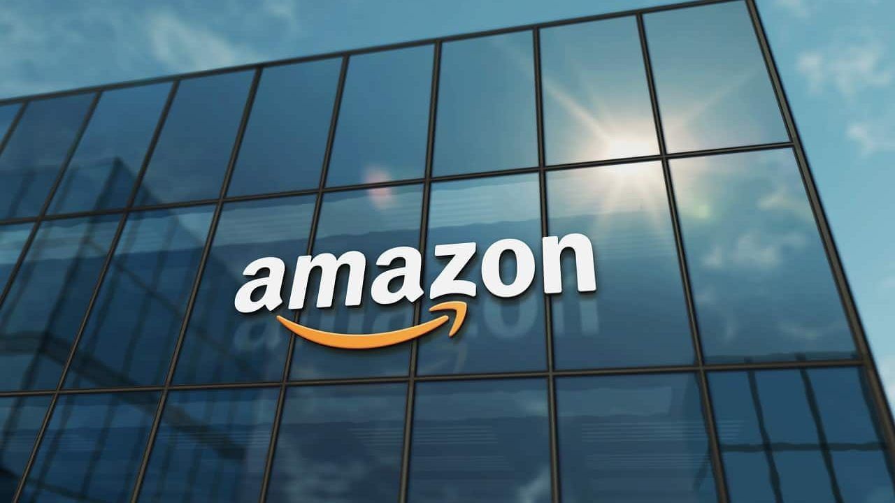 Um grande edifício de vidro com o logotipo da Amazon