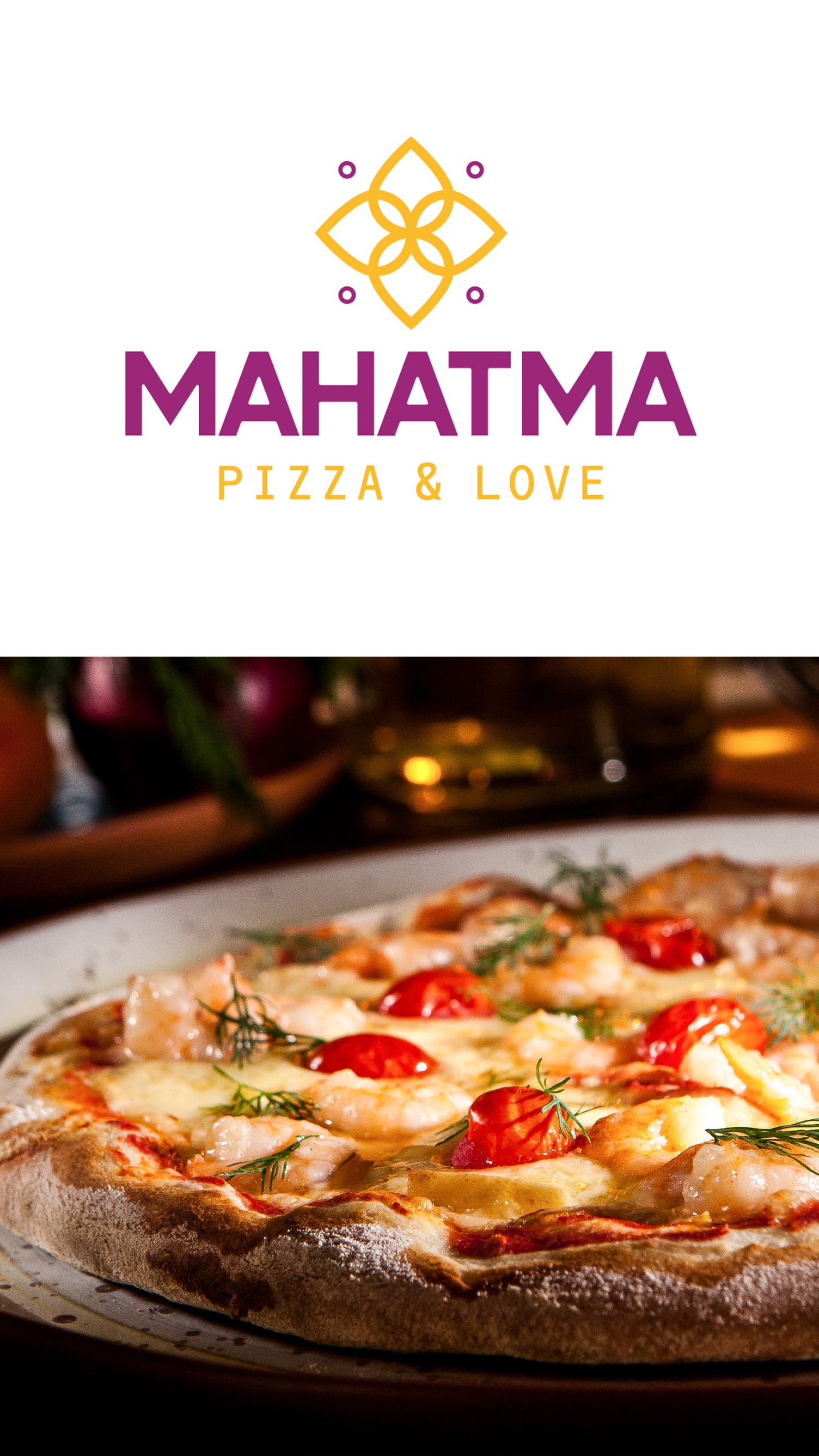 Mahatma Pizzas Uma pizza com tomate e queijo está em um prato branco.