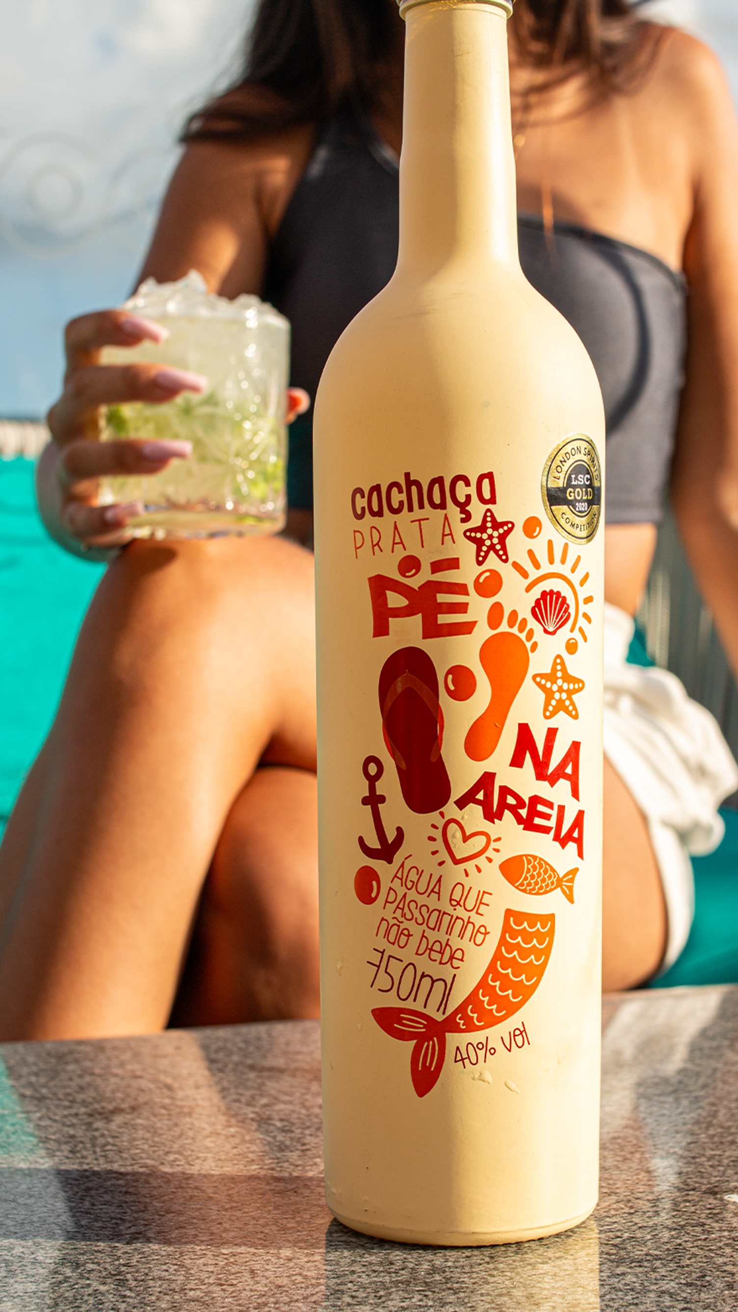 Uma garrafa de cachaça premium brasileira sobre um fundo laranja