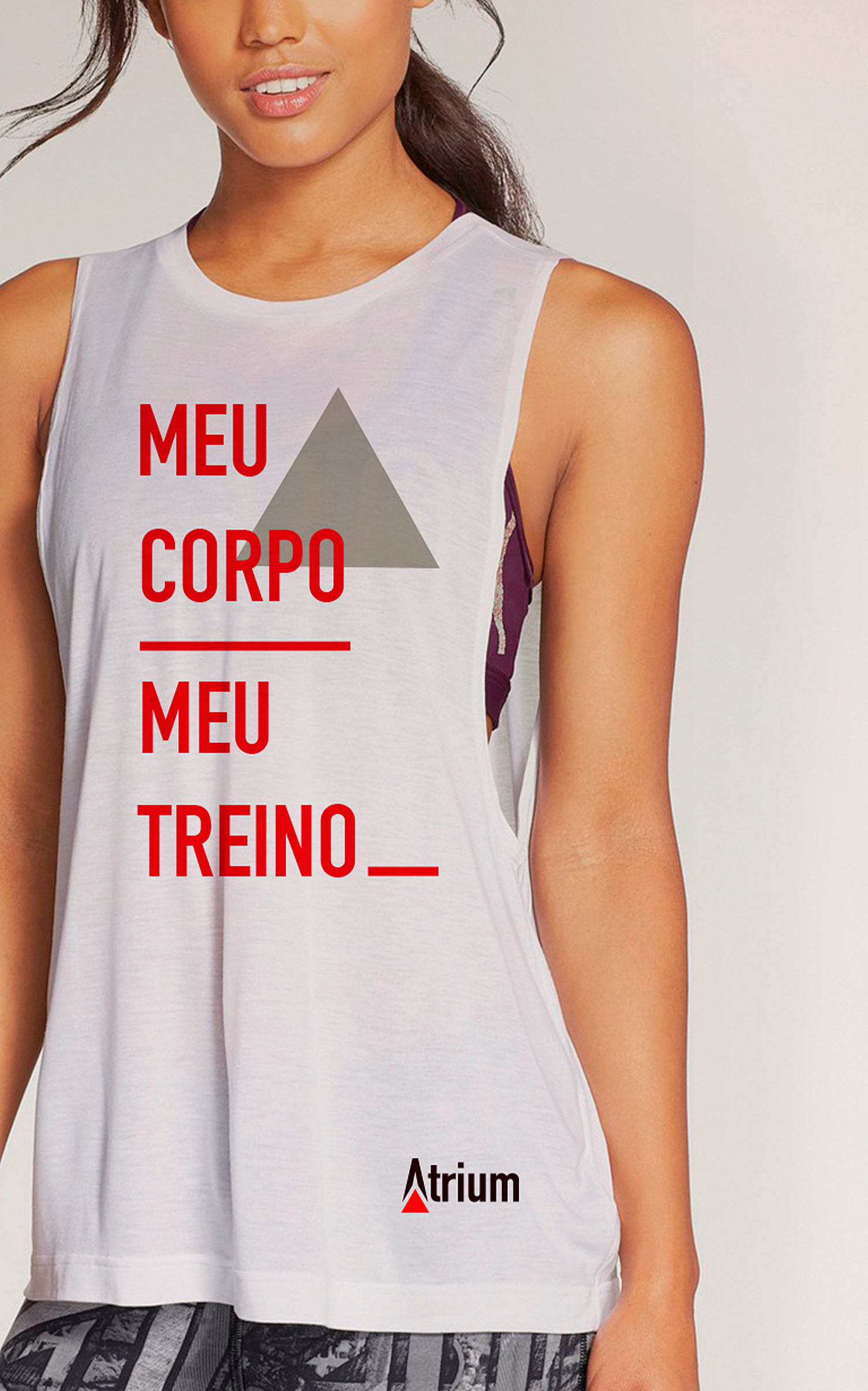 ATRIUM A woman is wearing a white tank top that says meu corpo meu treino