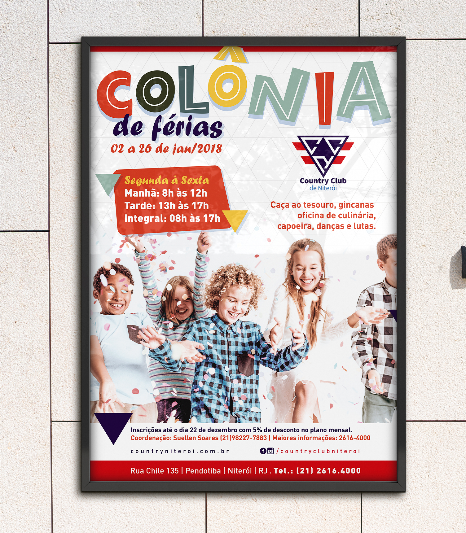 Um cartaz da colônia de férias está pendurado na parede.