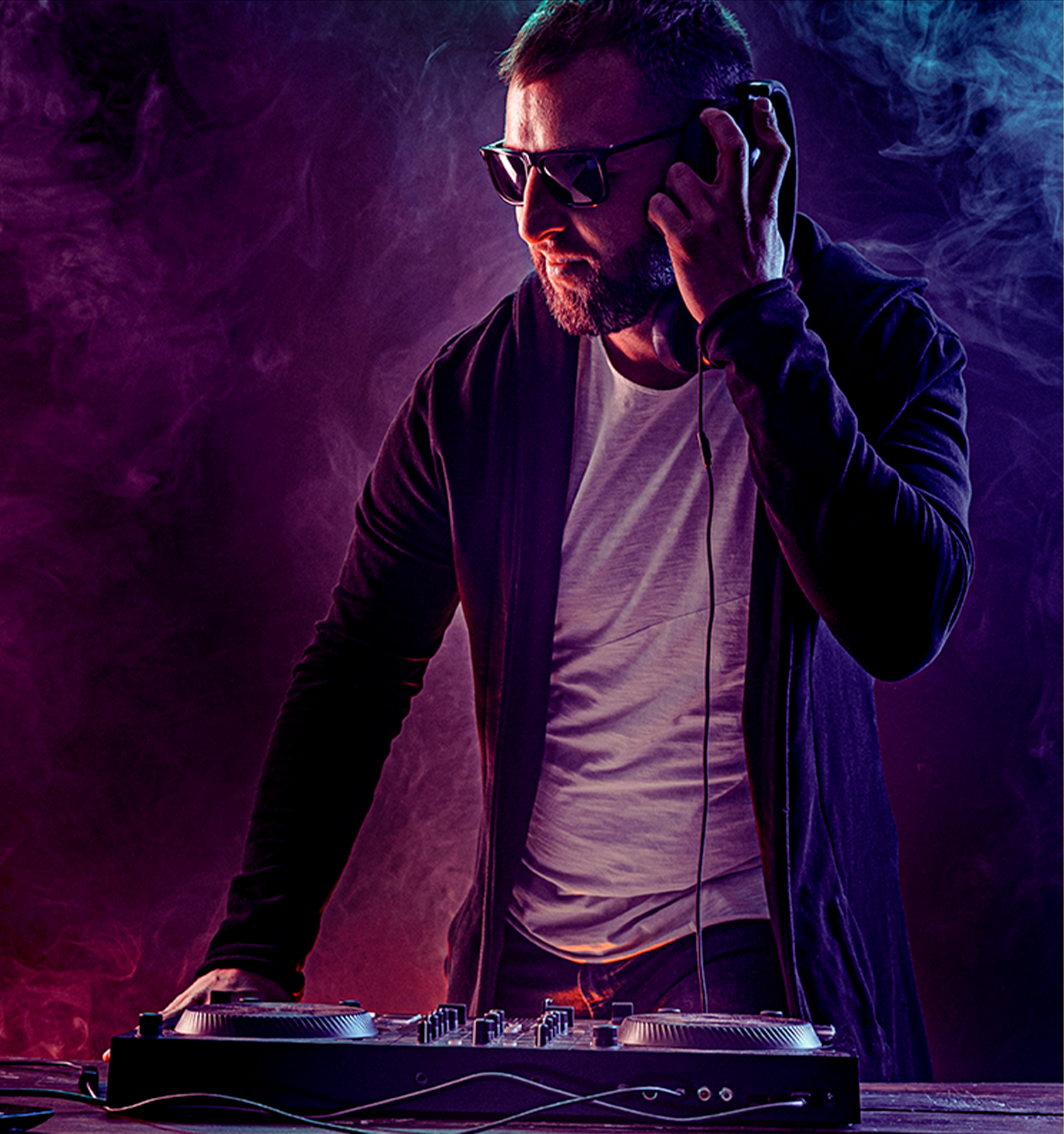 Boate Casa Um homem usando fones de ouvido está tocando música em um toca-discos.