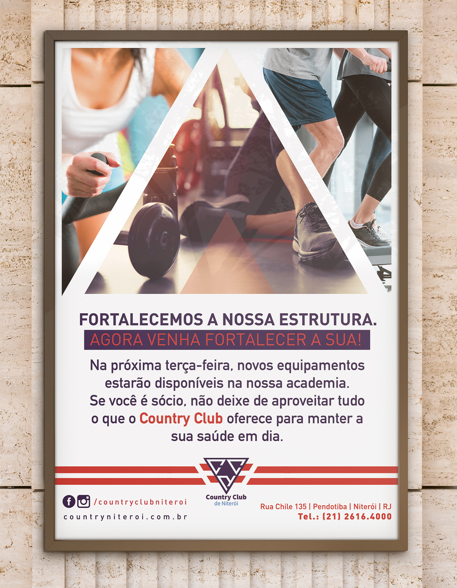 Um pôster de uma academia emoldurado na parede.