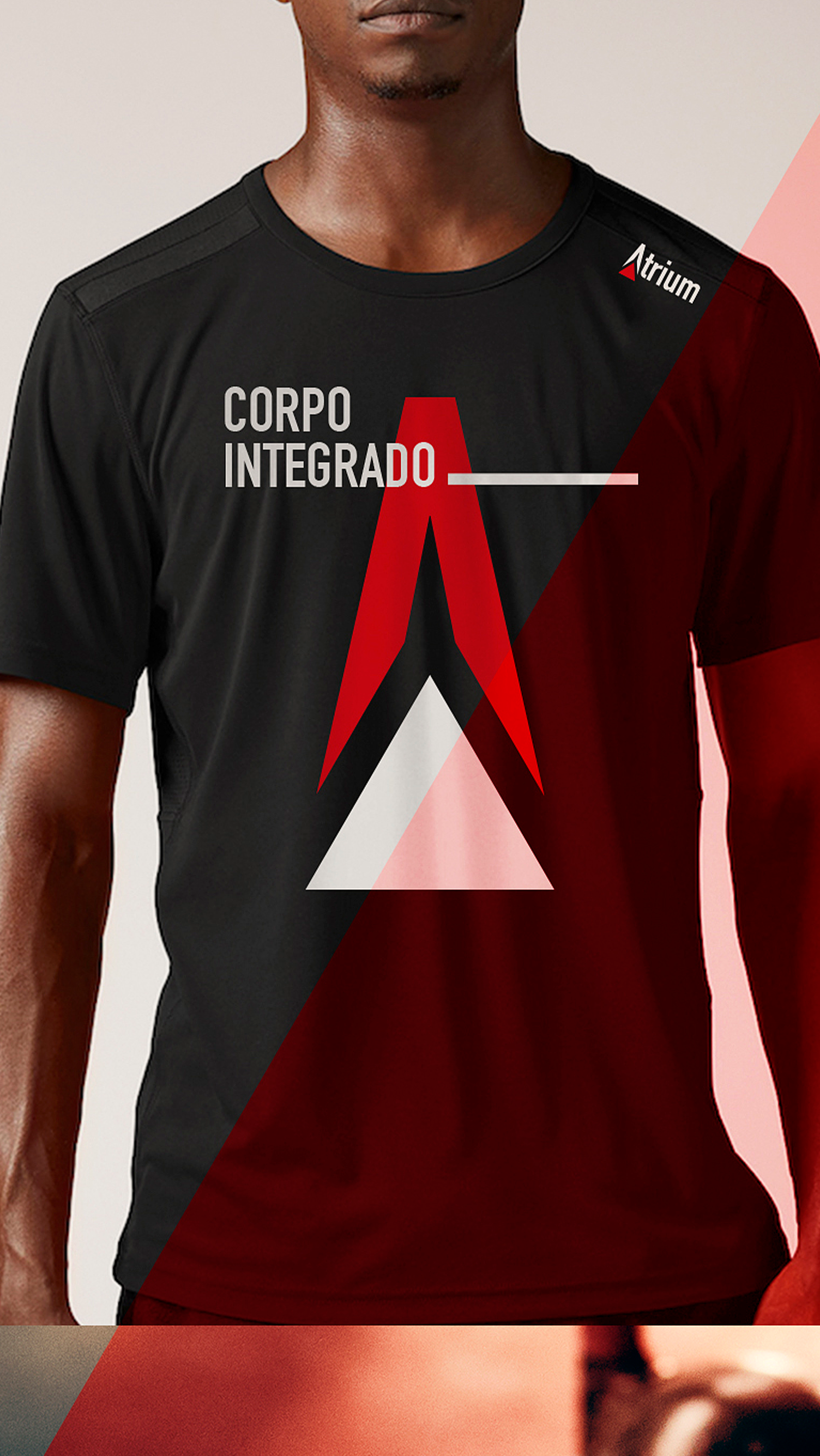 ATRIUM Um homem vestindo uma camiseta preta que diz corpo integrado