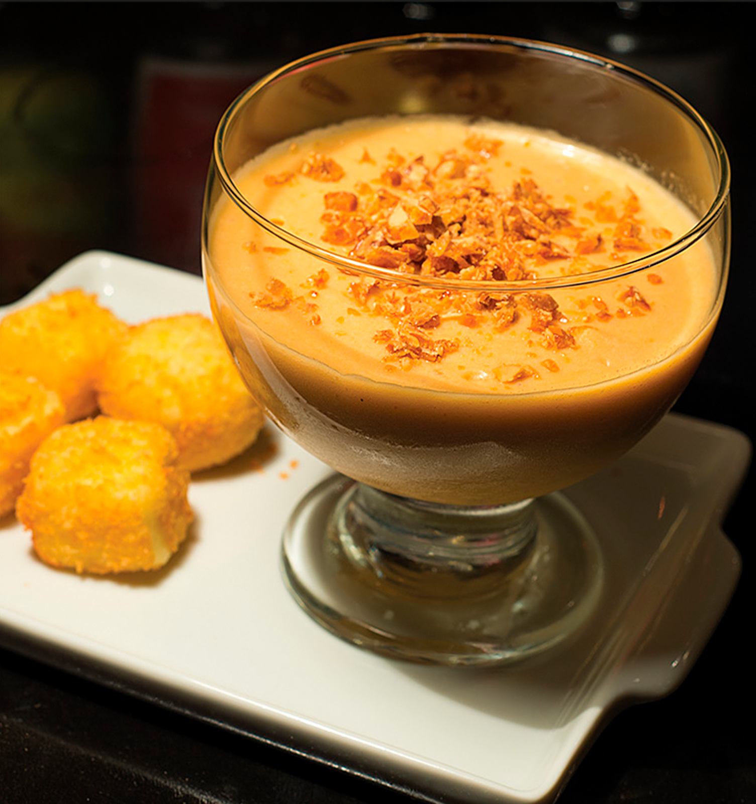Travessa A bowl of soup next to a plate of food