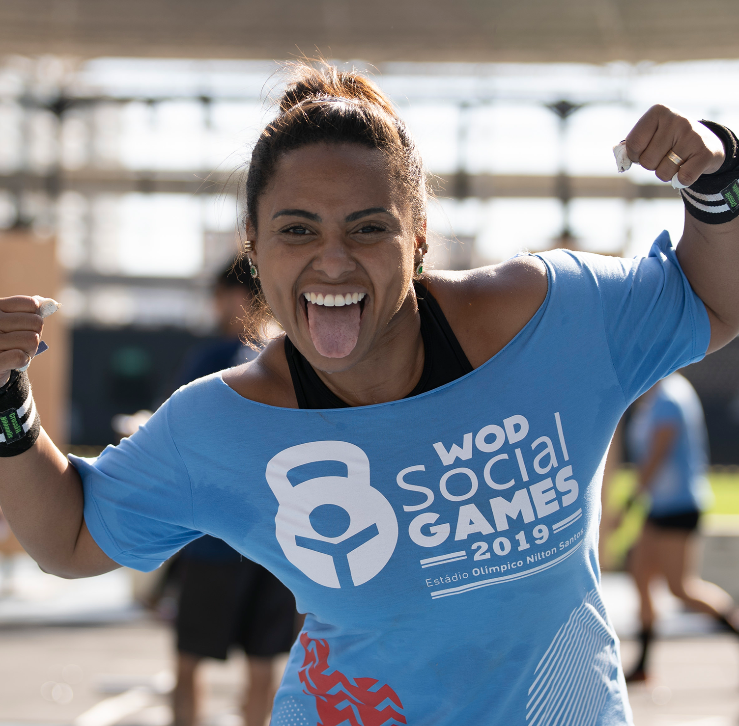 Wod Social Games Crossfit Uma mulher vestindo uma camisa azul que diz wod social games 2019