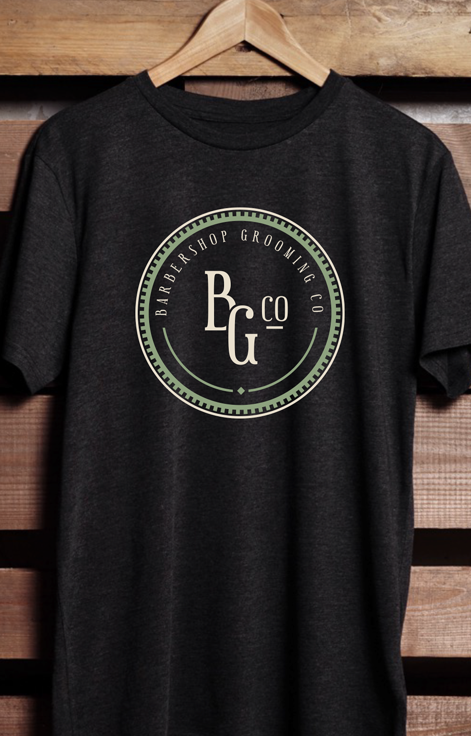 Uma camiseta preta está pendurada em um cabide de madeira