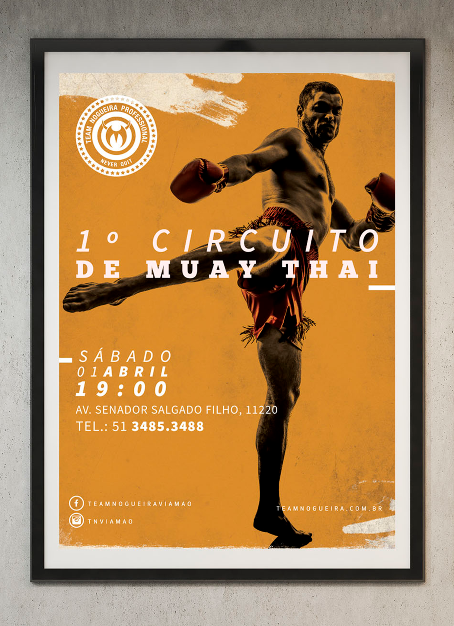 Um pôster de um homem chutando uma bola com as palavras circuito de muay thai nele