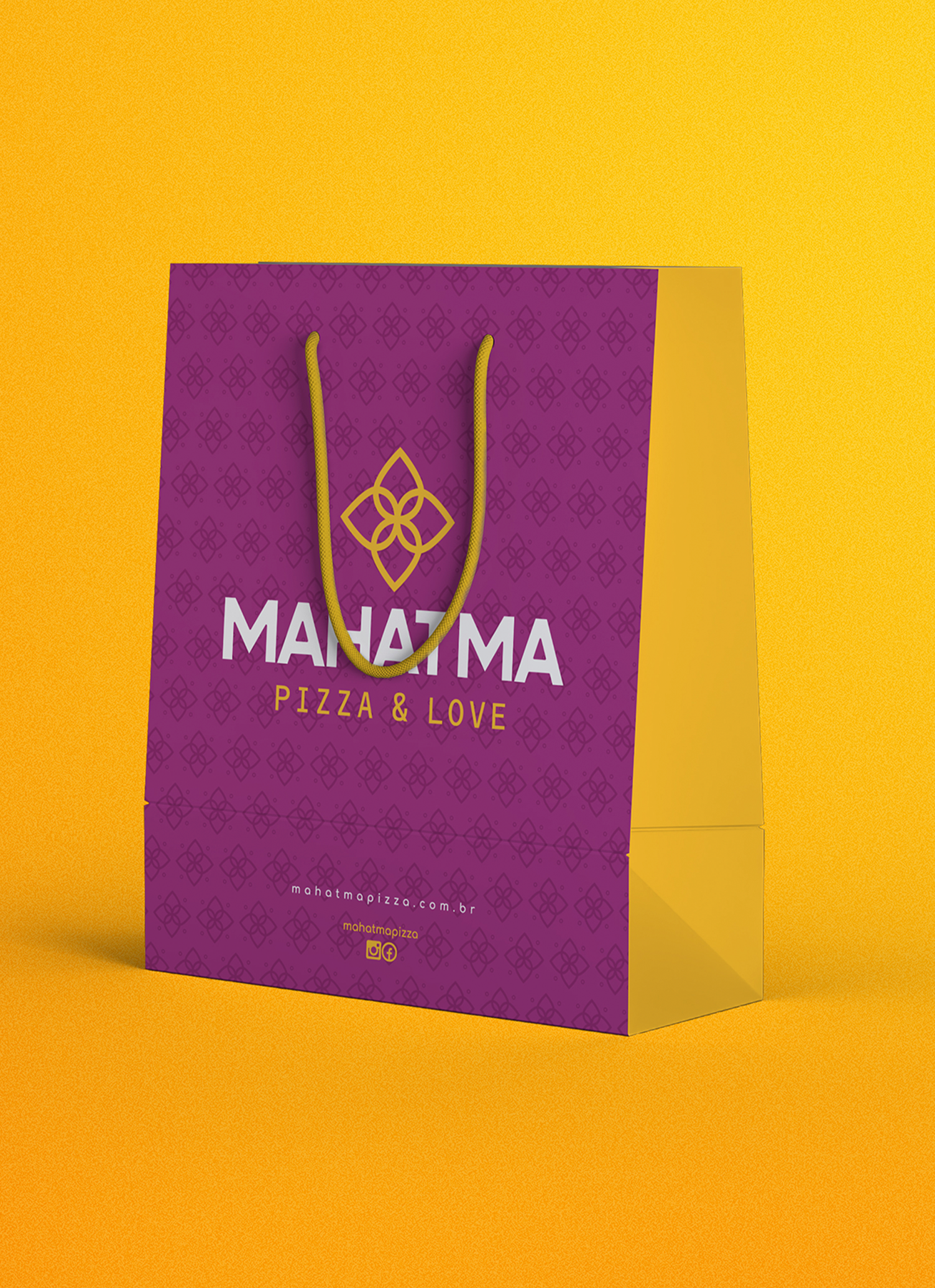 Mahatma Pizzas Um saco roxo com a palavra mahatma
