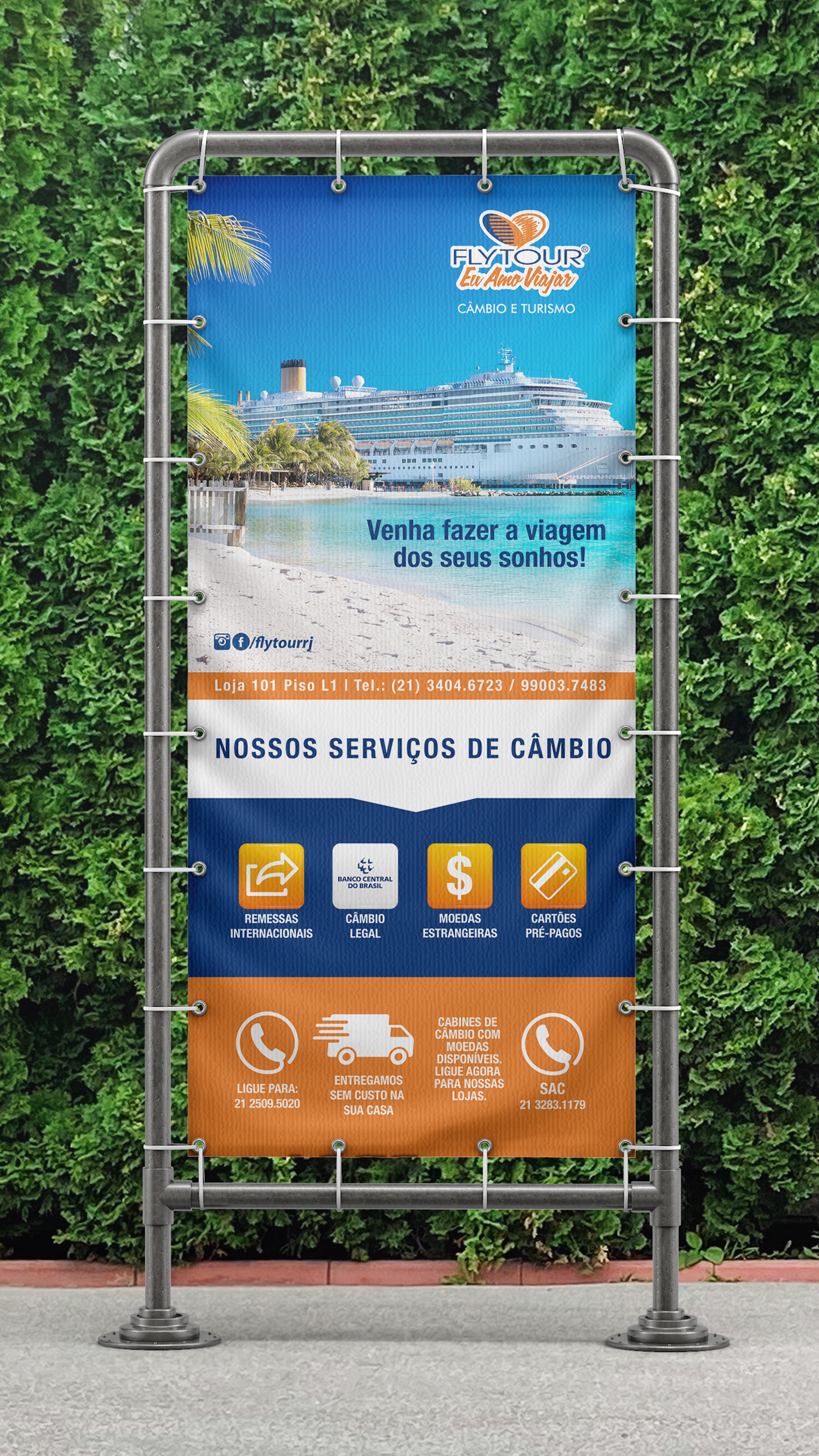 Um banner com um navio de cruzeiro está pendurado em um poste de metal.