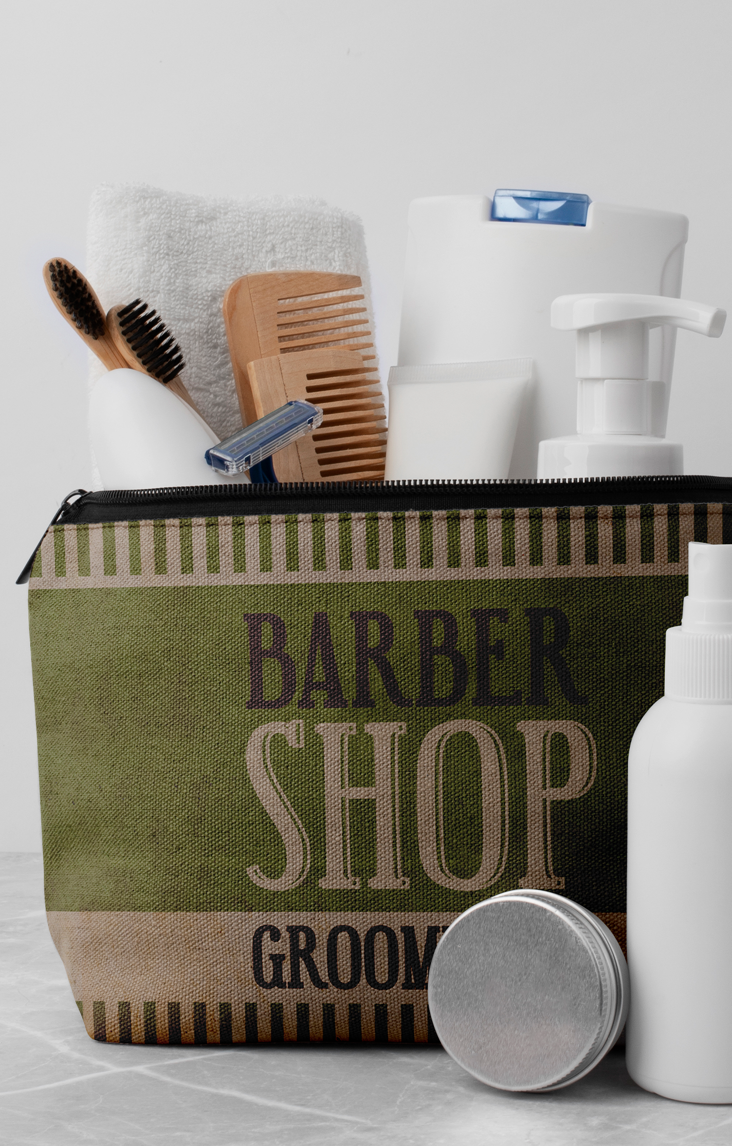 Uma bolsa de cosméticos de barbearia cheia de produtos de barbear.
