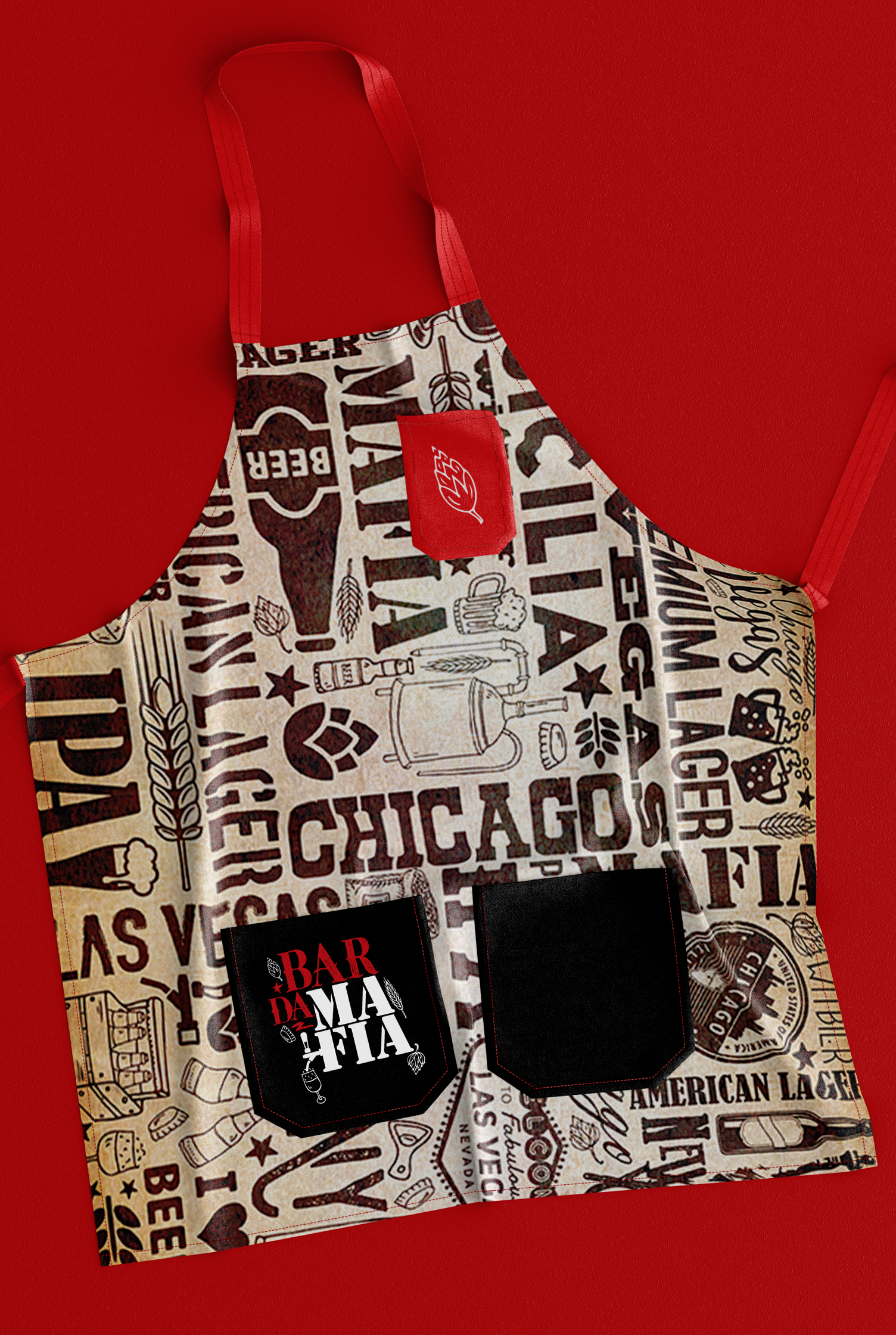BAR DA MAFIA Um avental com um emblema da máfia de Chicago está pendurado em um fundo vermelho.