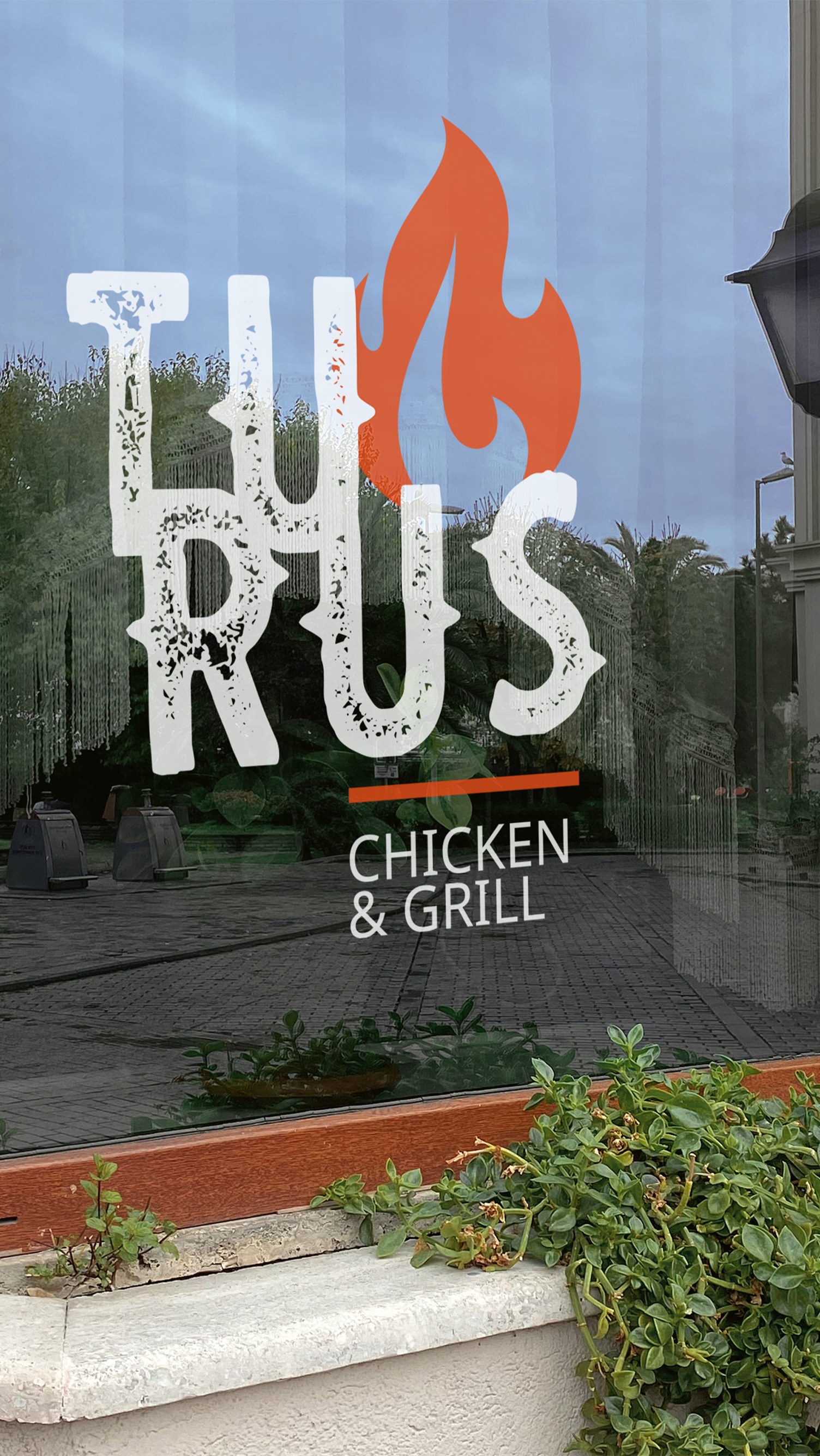 Turus Uma janela com o logotipo de um restaurante de frango e grelhados