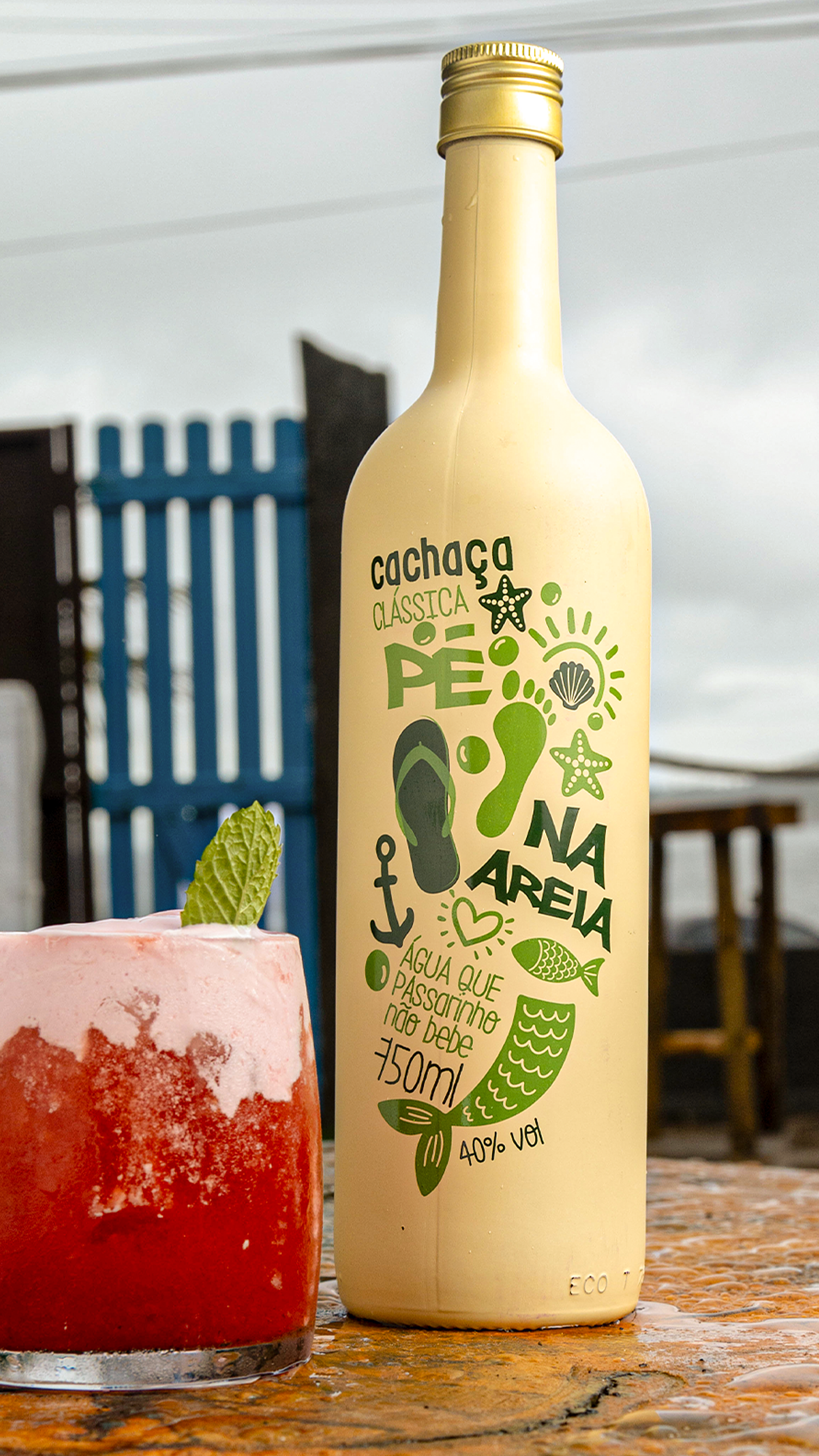 Pé na Areia Cachaça Um conjunto de pegadas com as palavras na areia