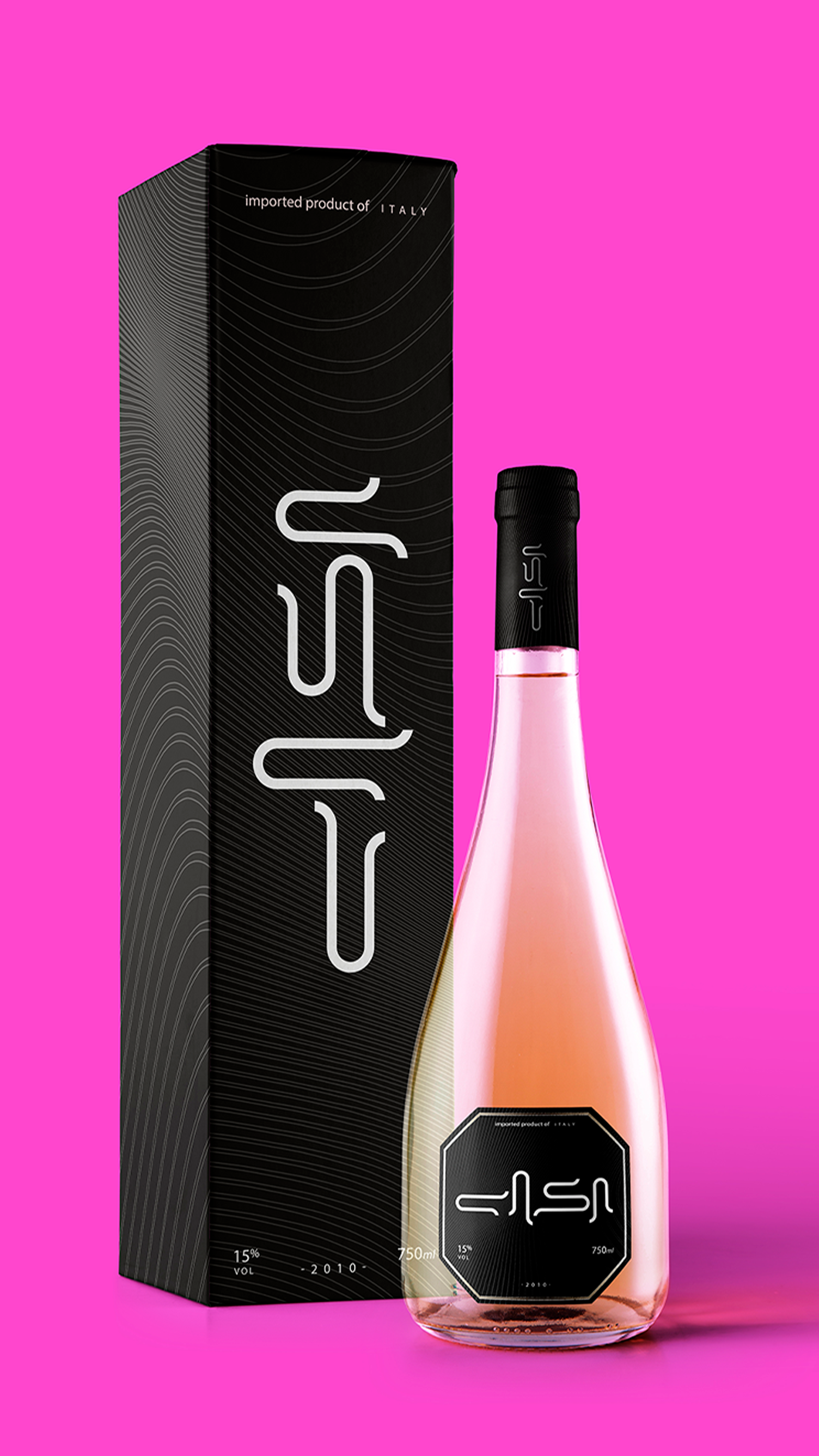 Uma garrafa de vinho está ao lado de uma caixa em um fundo rosa.