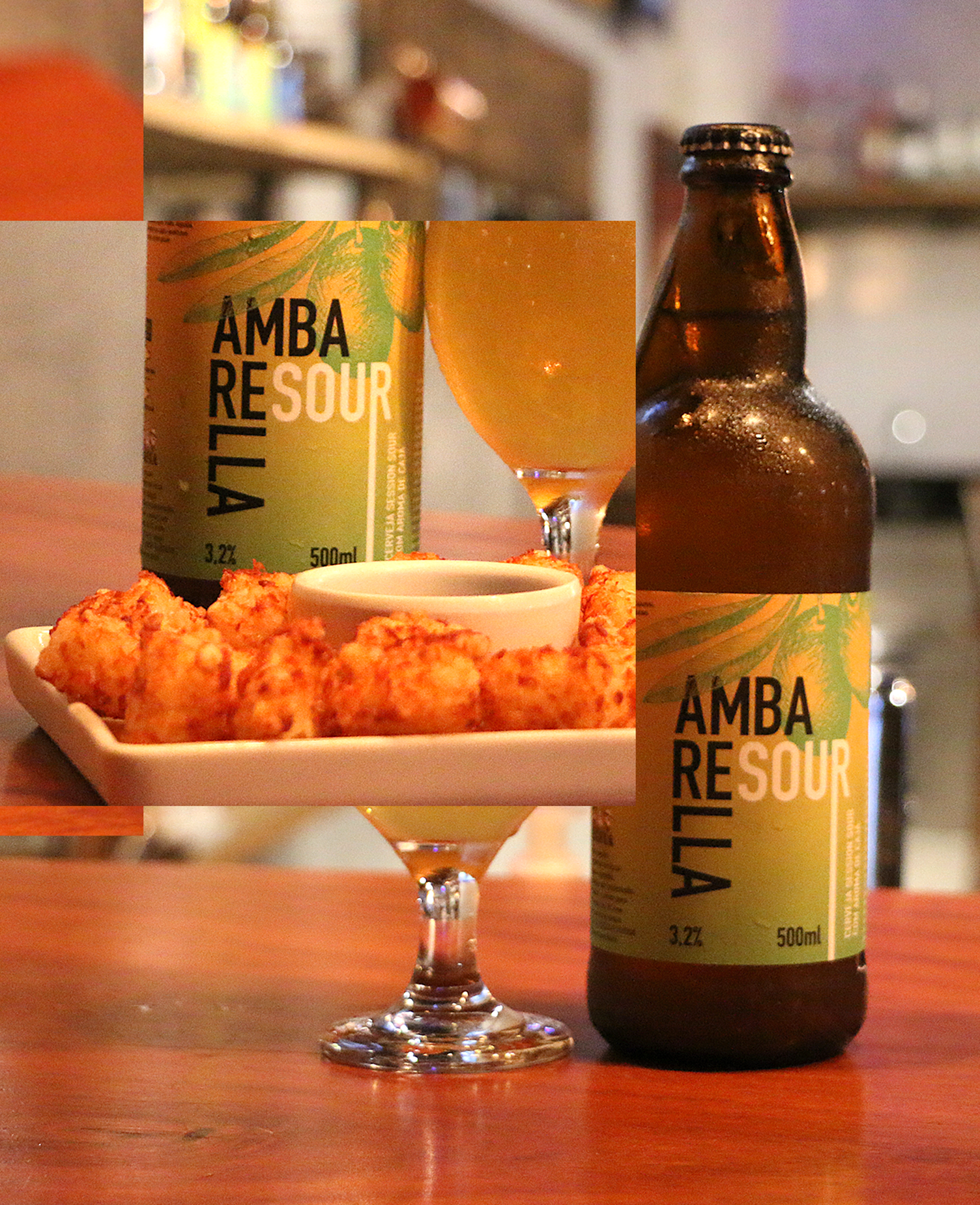 Uma garrafa de cerveja amba re sour ao lado de um prato de comida