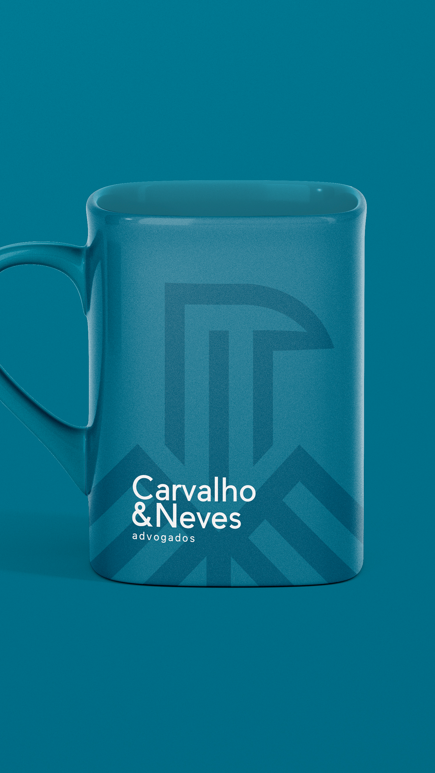 Carvalho & Neves Uma caneca azul com as palavras carvalho e neves nela