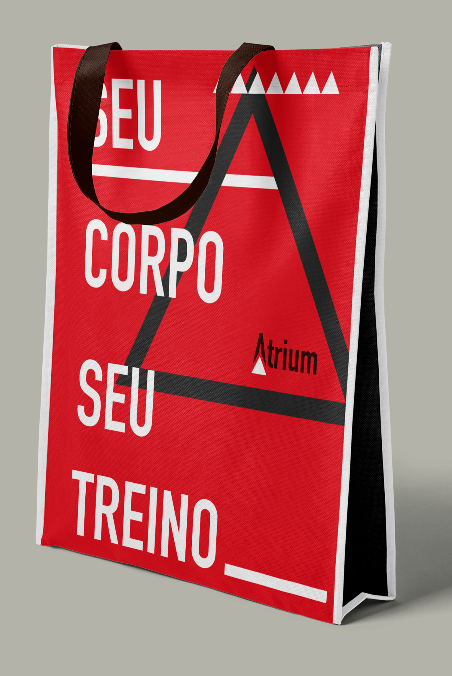 ATRIUM A red bag that says seu corpo seu treino