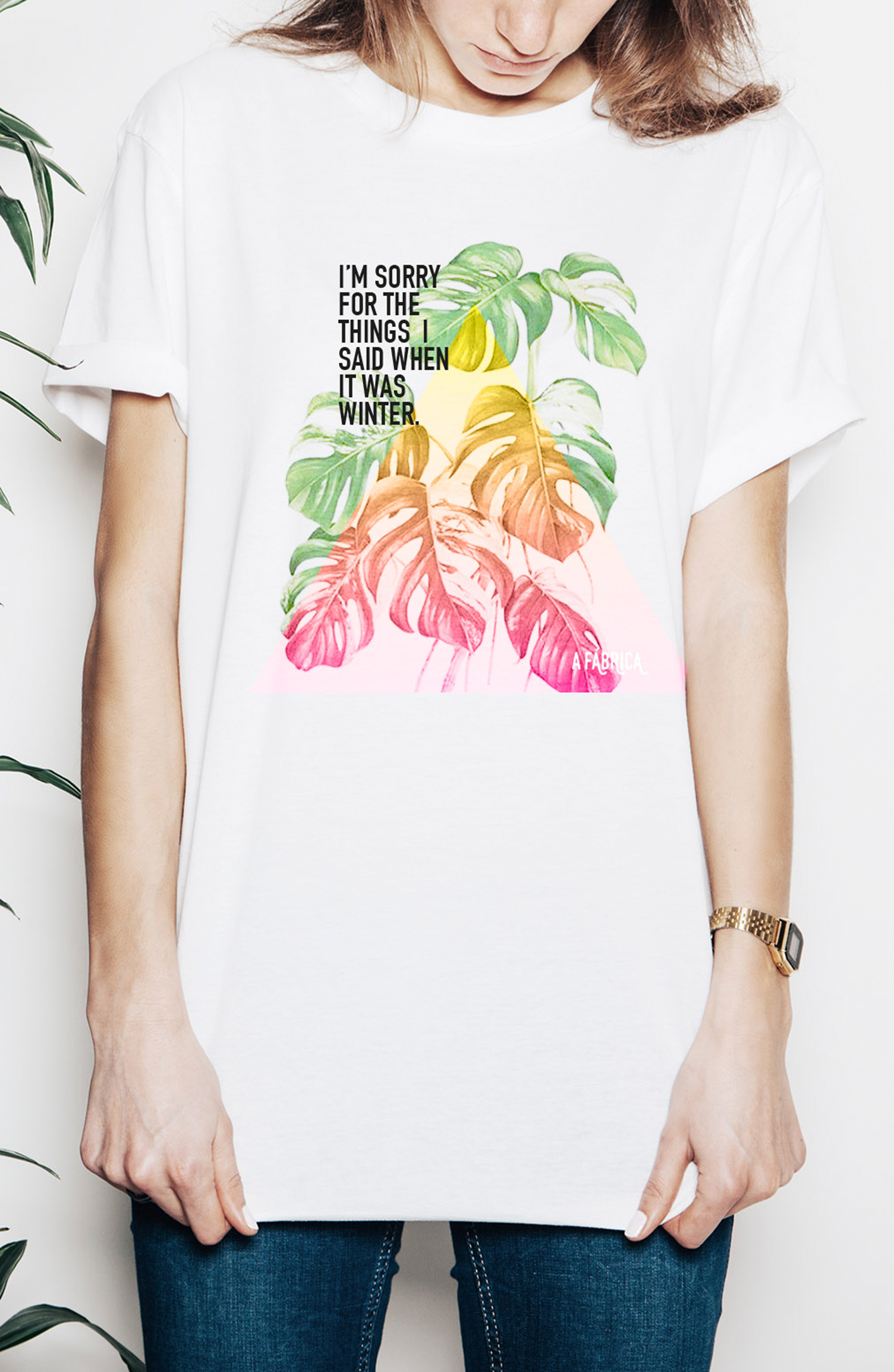 Uma mulher vestindo uma camiseta branca com a foto de uma planta