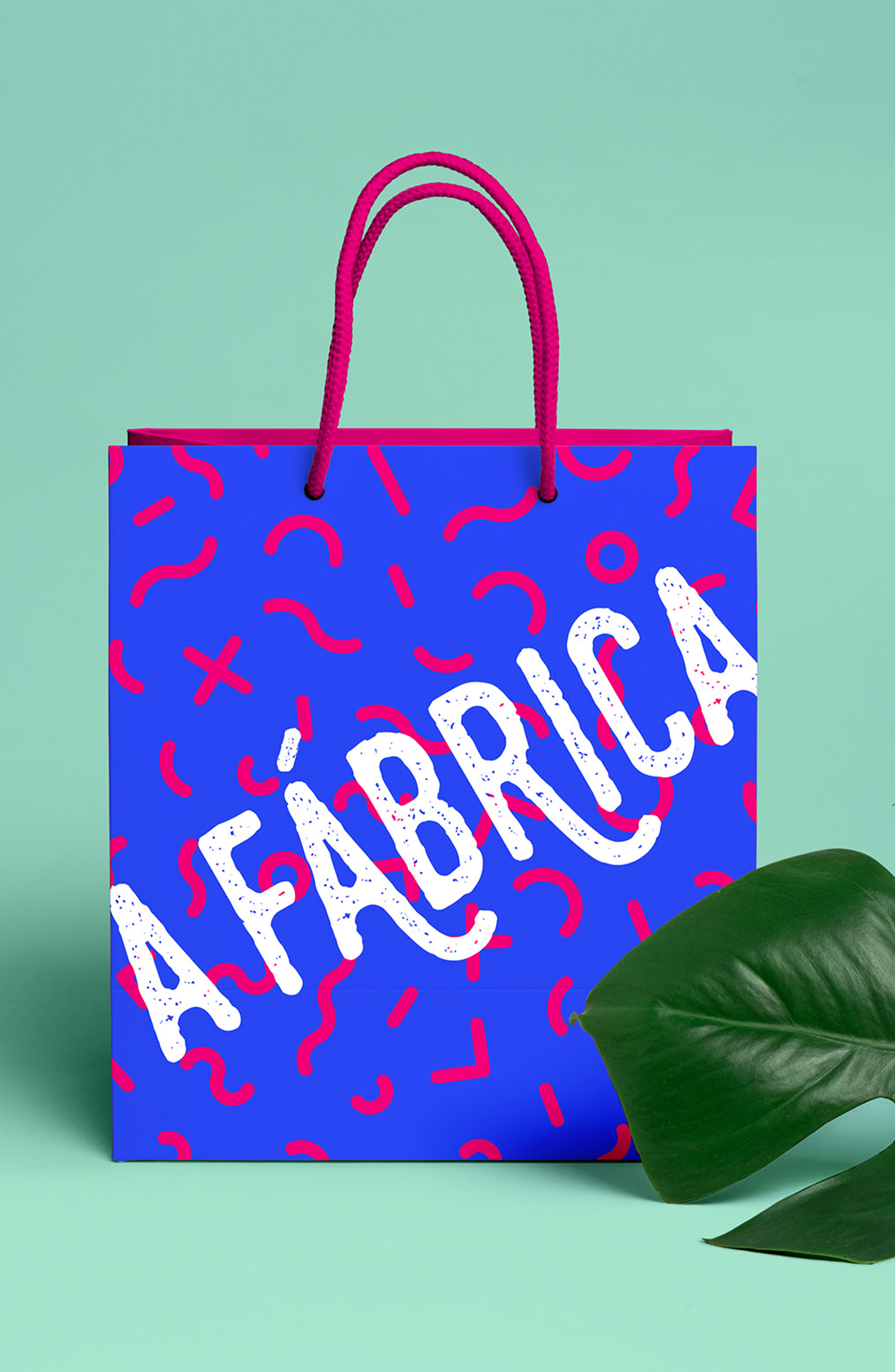 Uma bolsa azul com a palavra fabrica