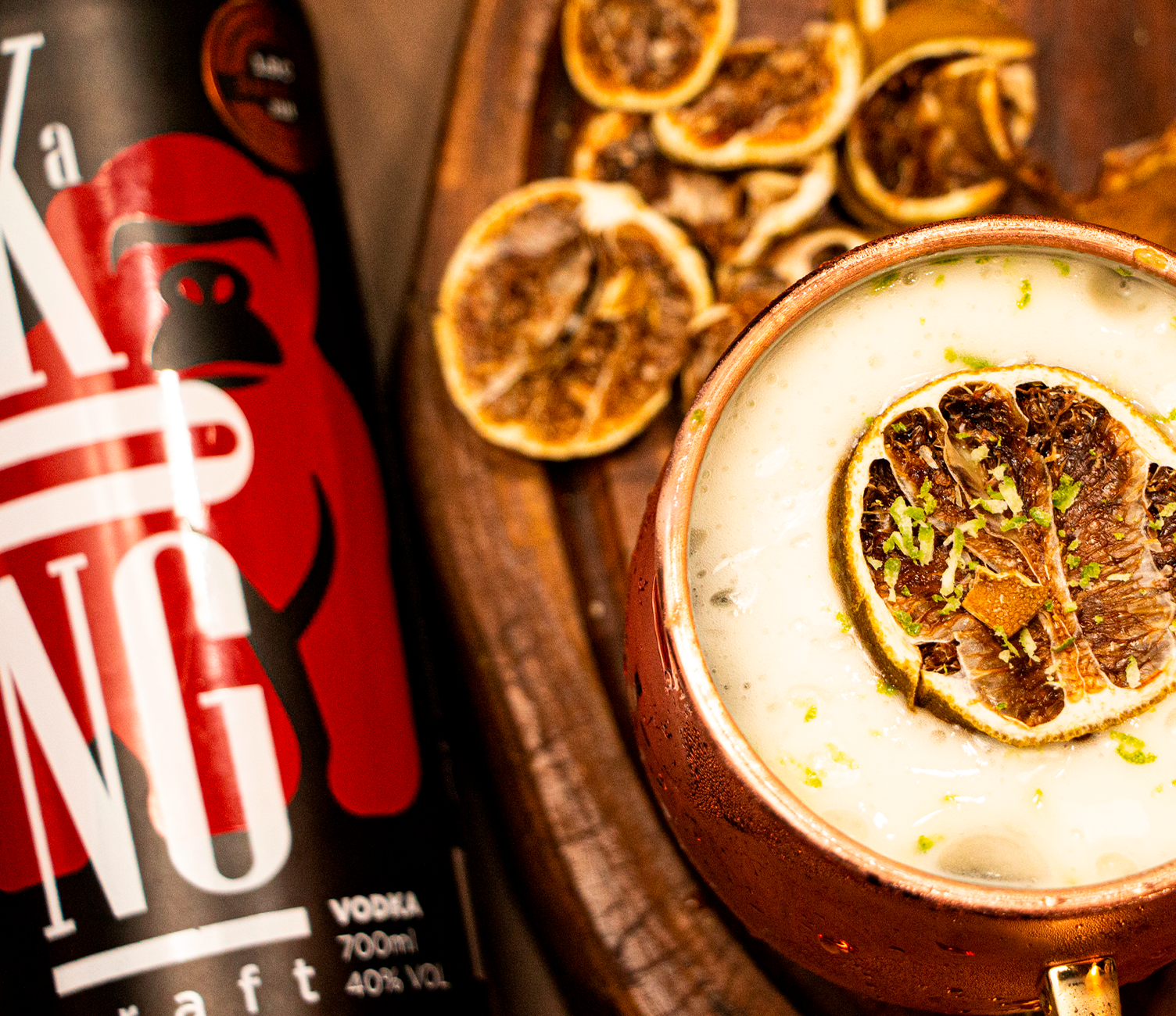 KONG Vodka Uma garrafa de kahlua ao lado de uma tigela de comida