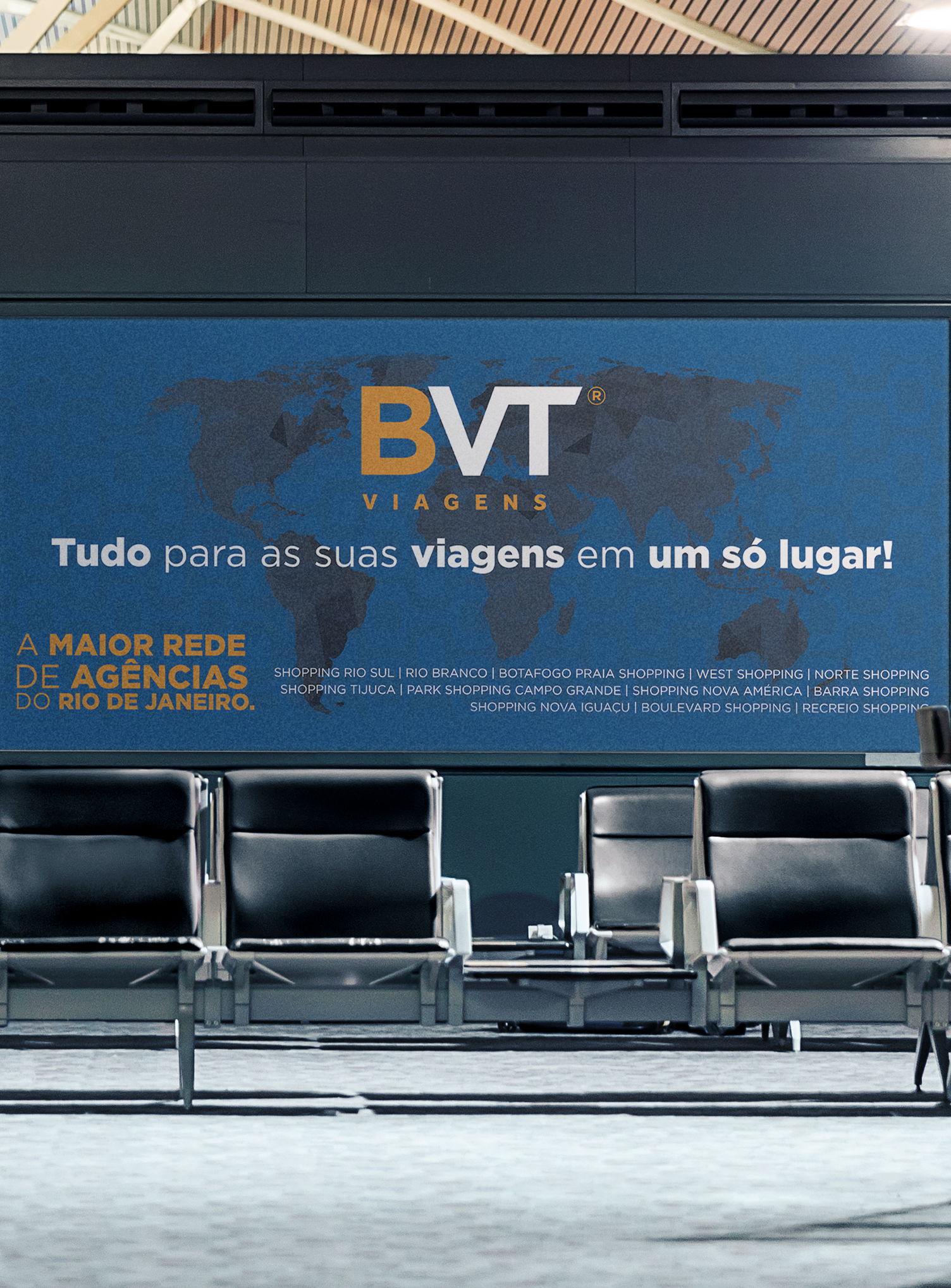 BVT Viagens Uma área de espera com um grande outdoor que diz bvt