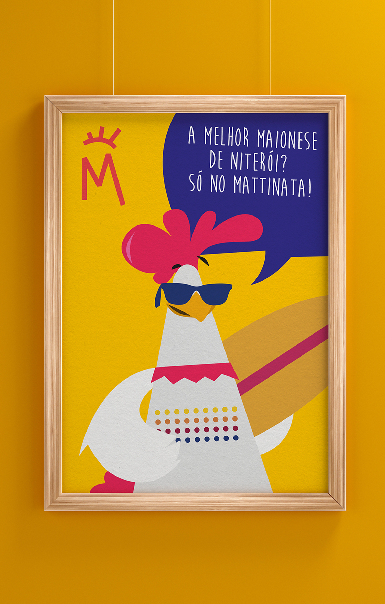 Uma foto de uma galinha usando óculos escuros está pendurada em uma parede amarela.