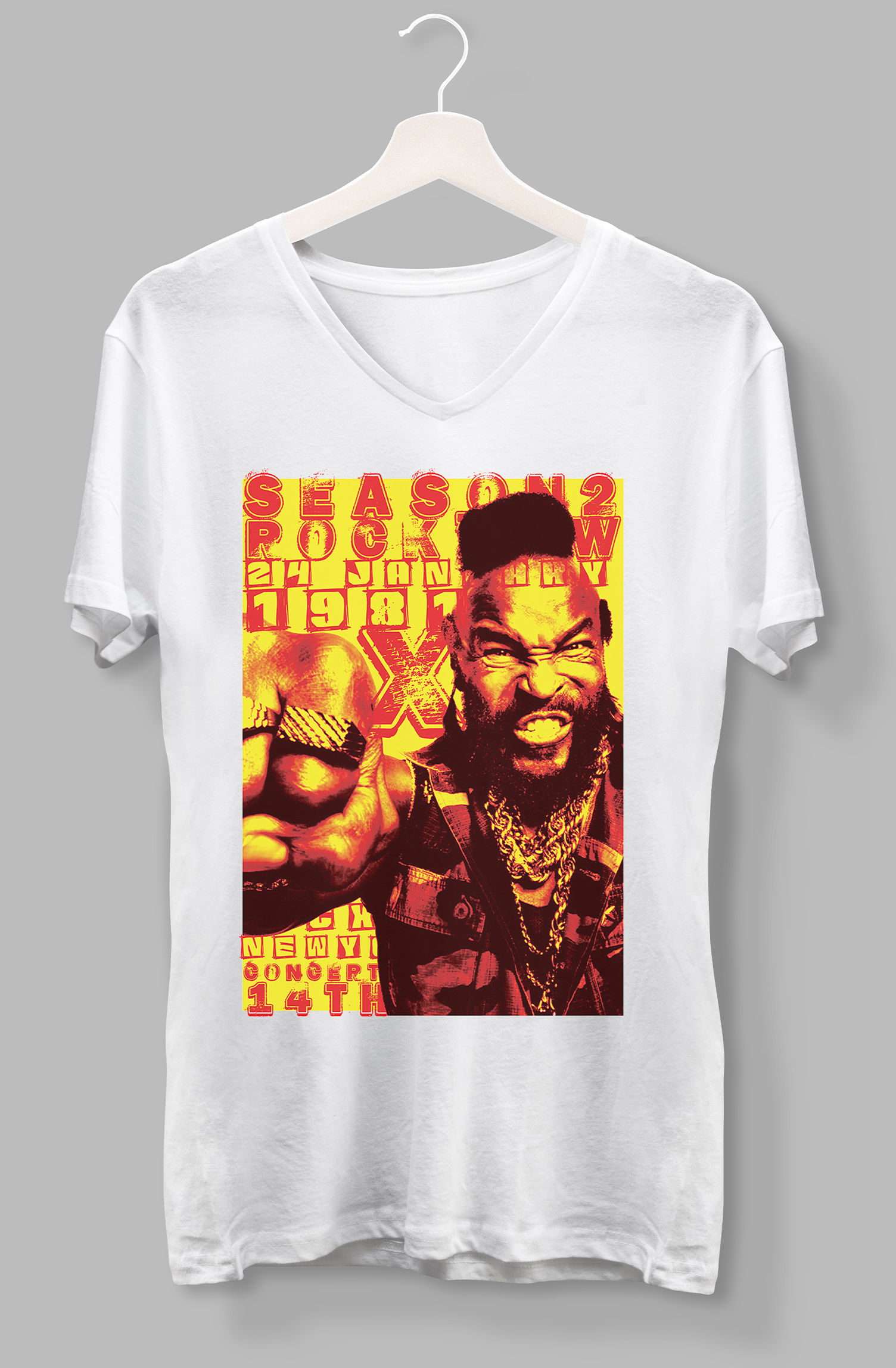 Uma camiseta branca com uma foto do sr. t. nele está pendurado em um cabide.