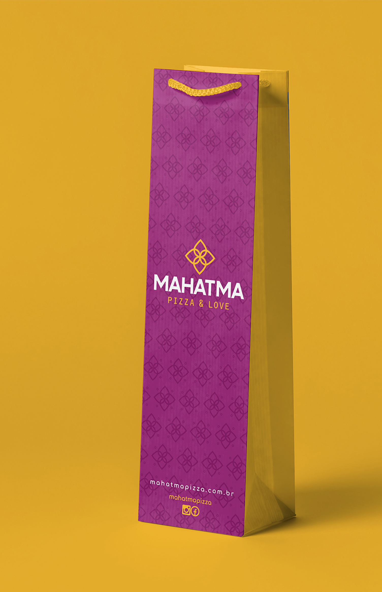 Mahatma Pizzas Um saco roxo com a palavra mahatma
