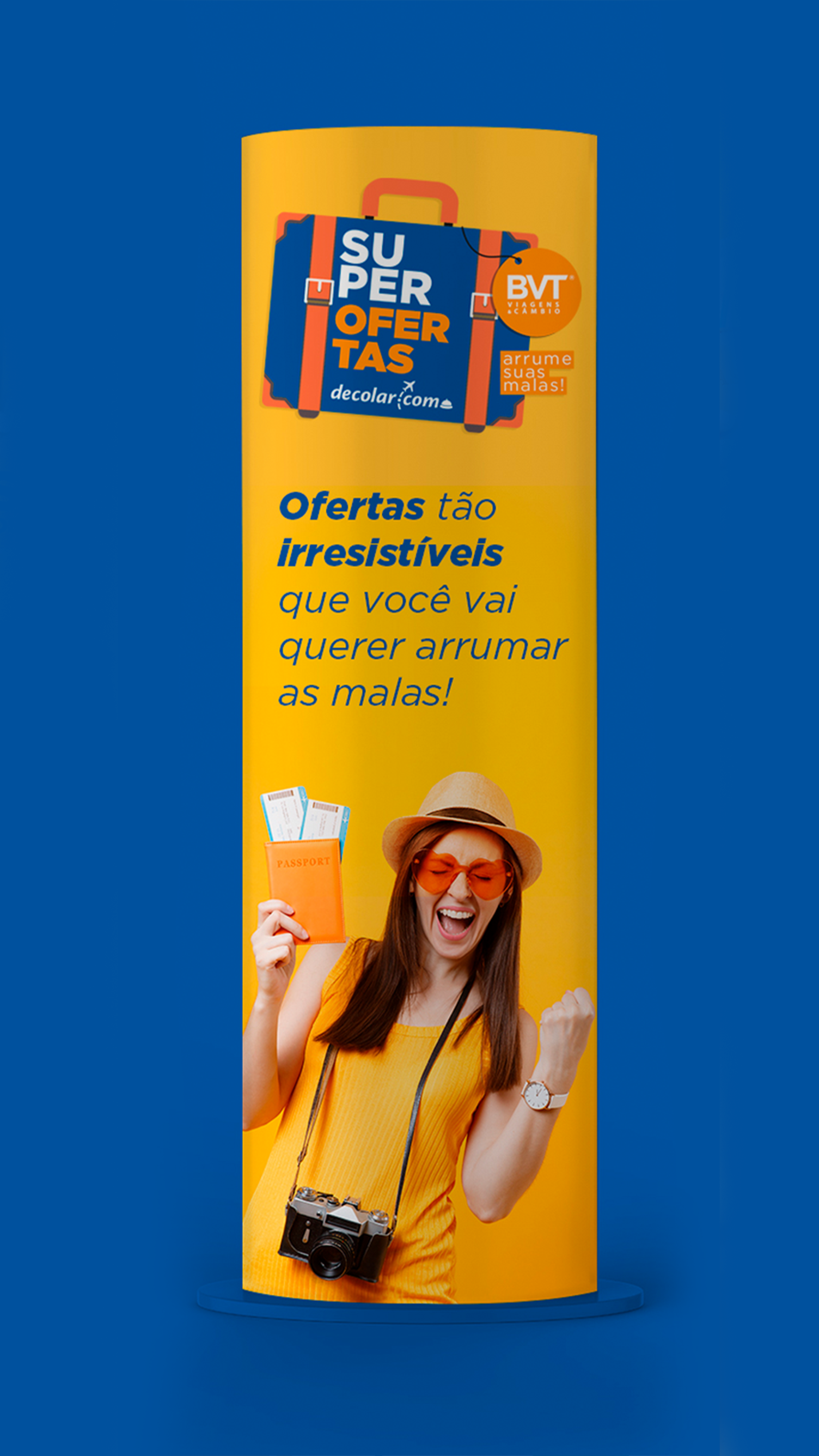 BVT Viagens Uma mulher com uma blusa amarela está segurando uma câmera e um ingresso.