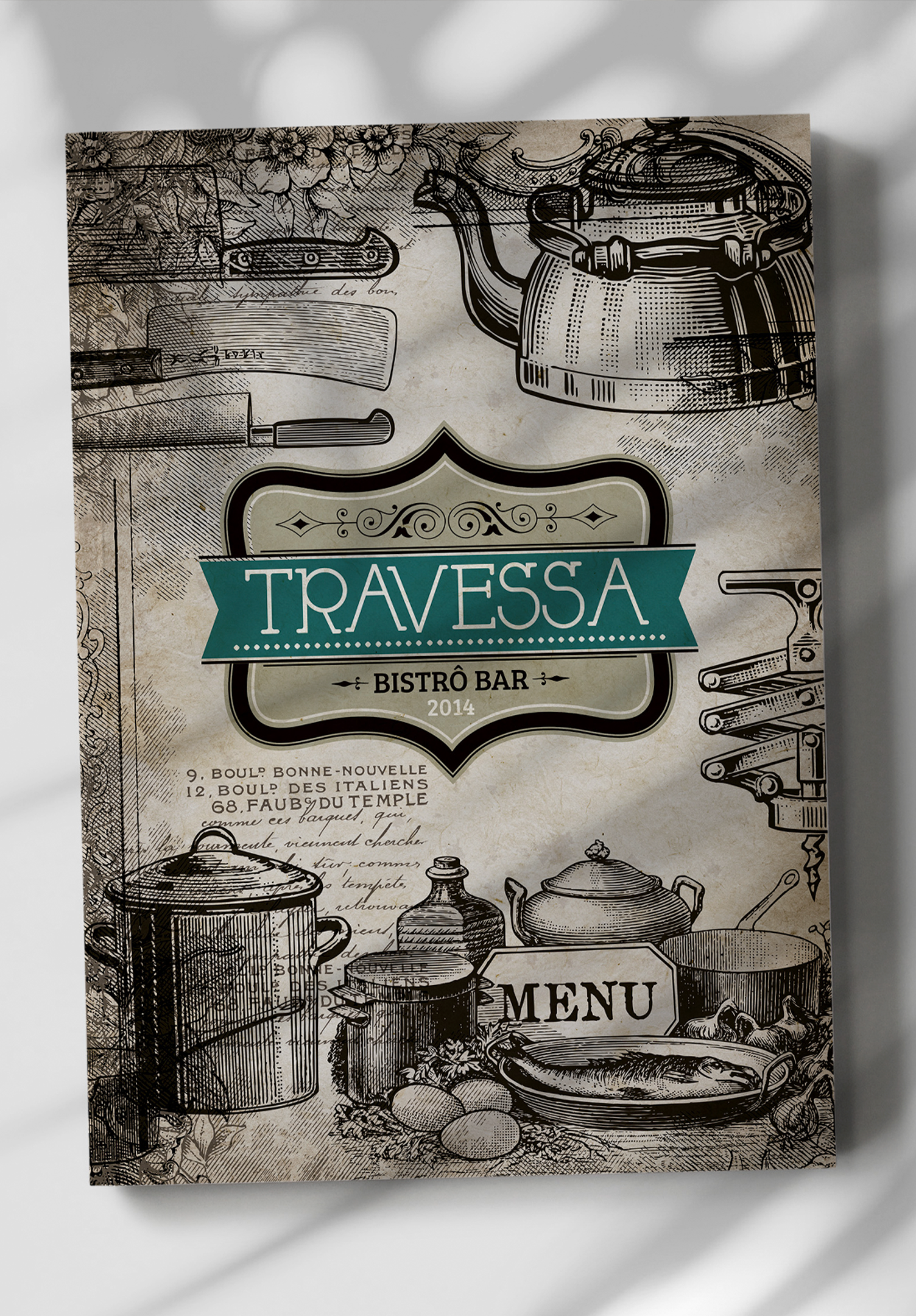 Travessa Um cardápio de um restaurante chamado travessa está sobre uma mesa.
