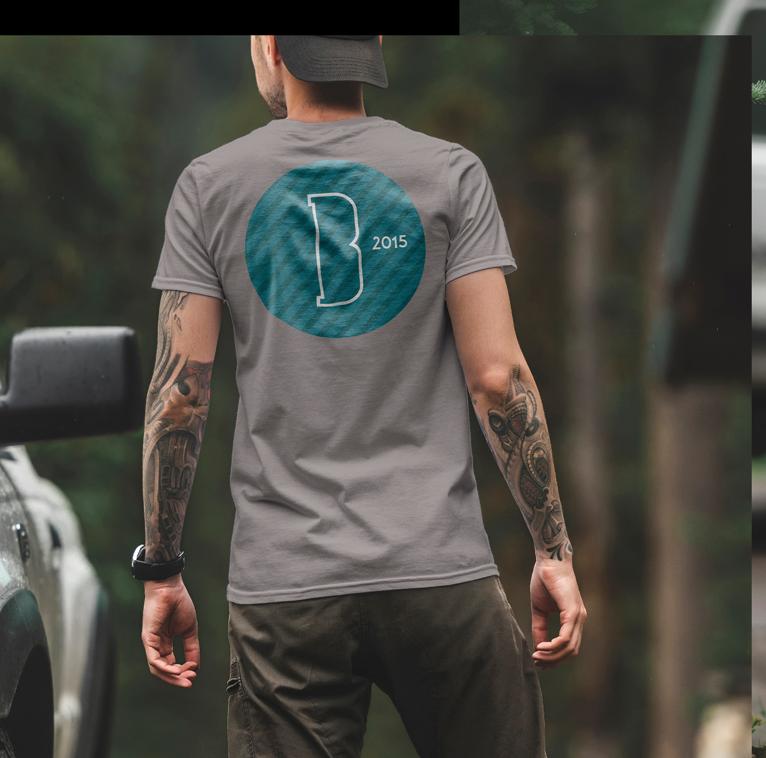 Um homem vestindo uma camiseta cinza com o ano de 2017 nas costas