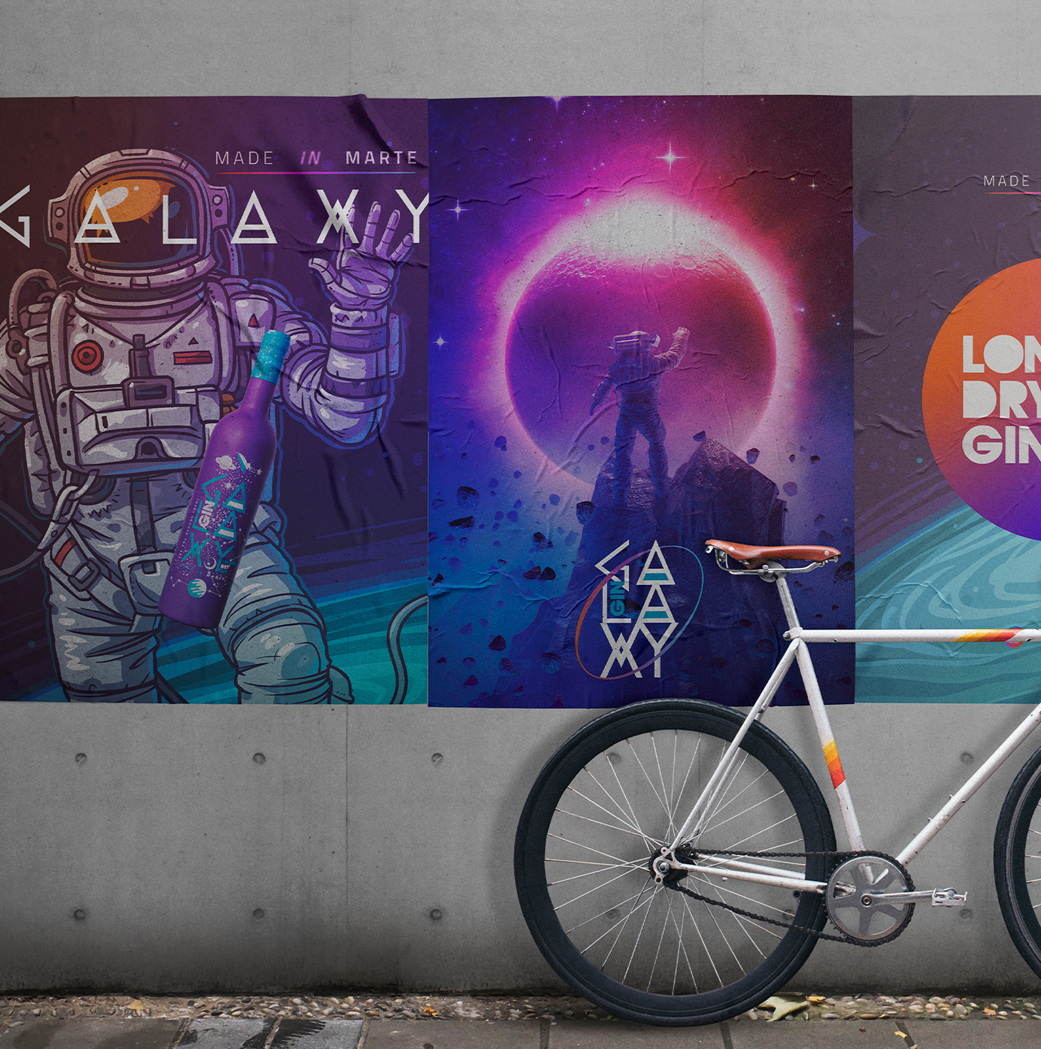 Uma bicicleta está estacionada em frente a um pôster de galáxia