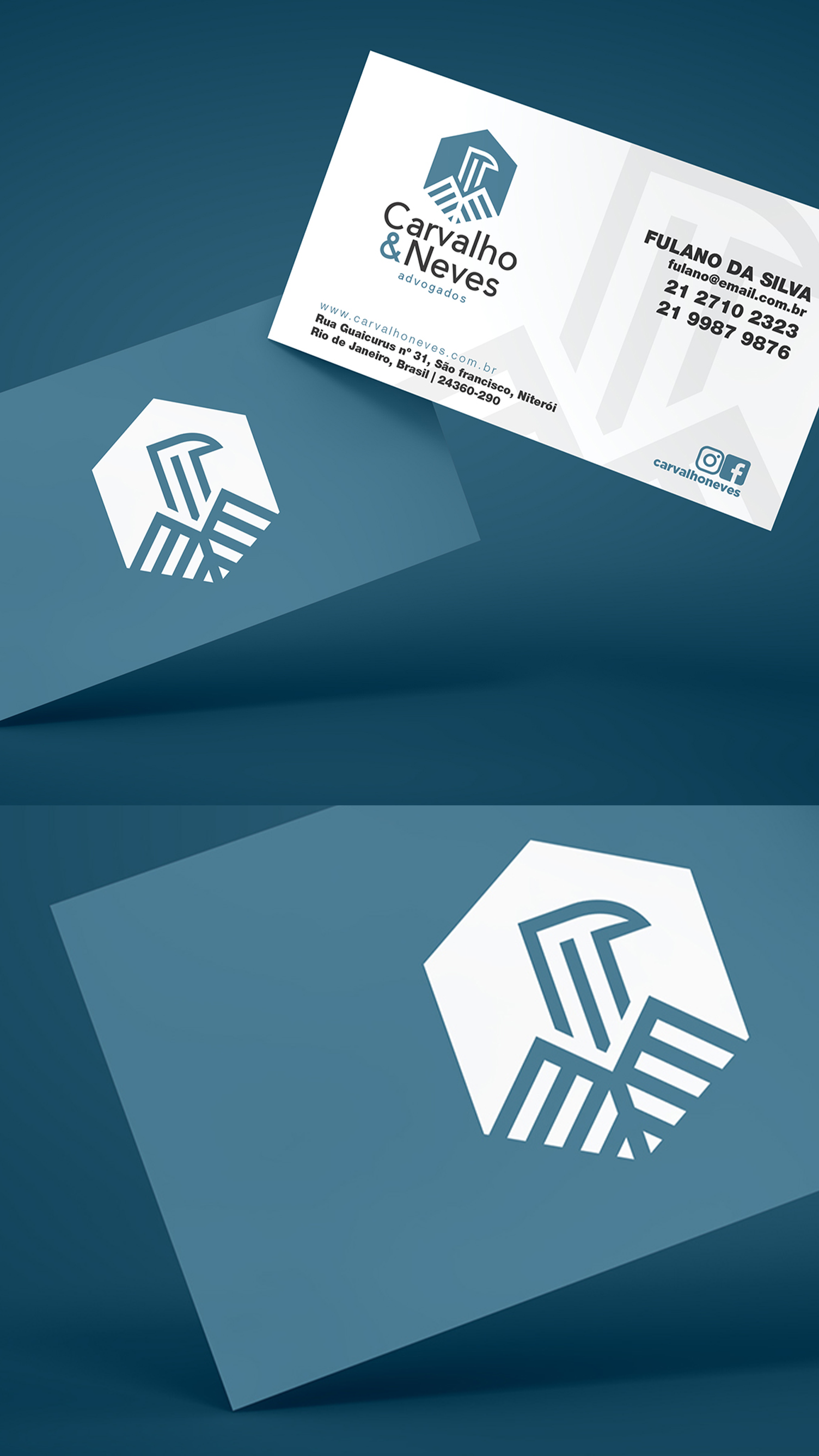 Carvalho & Neves Um cartão de visita com um logotipo está sobre uma mesa.