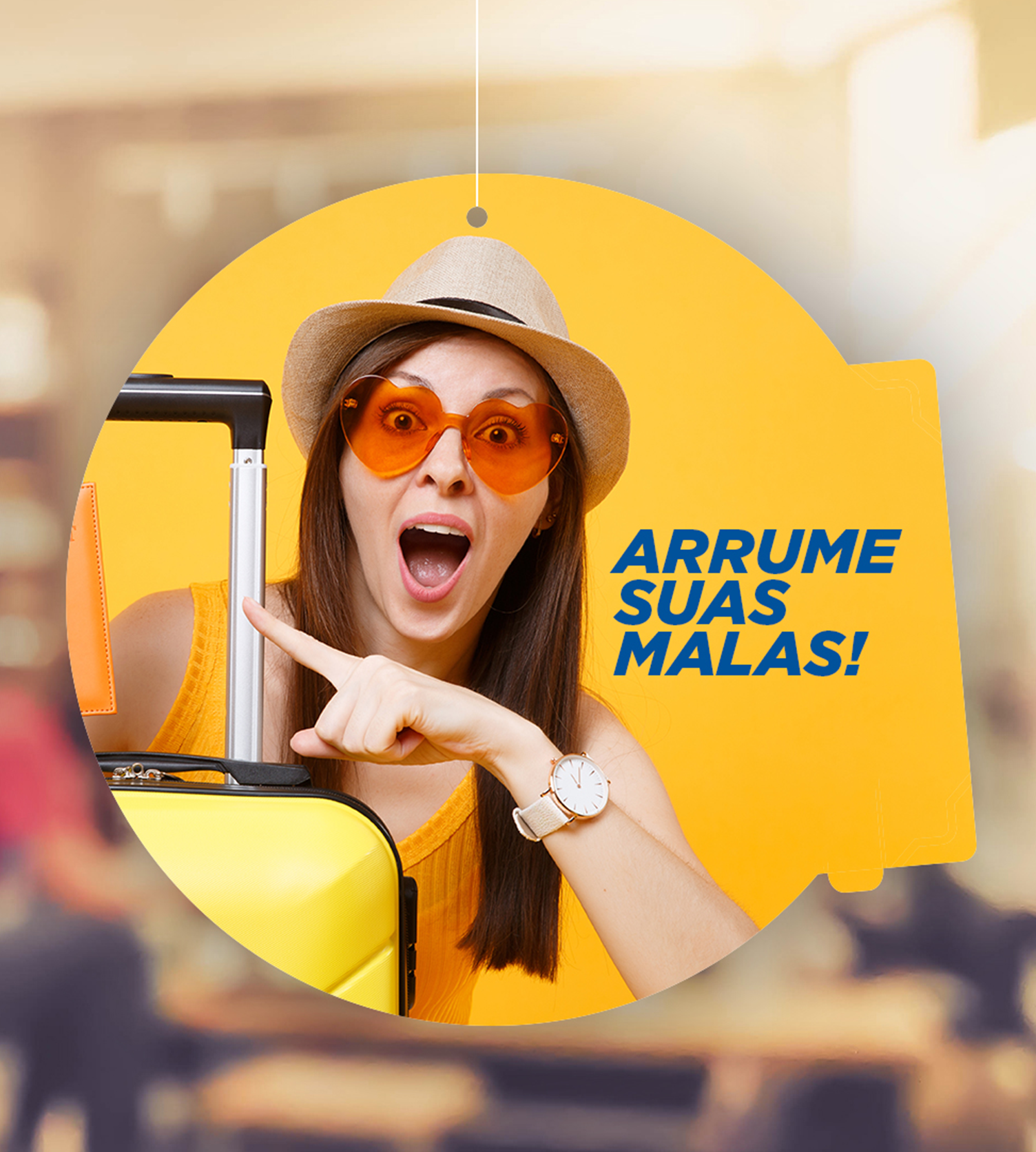 BVT Viagens Uma mulher usando chapéu e óculos de sol aponta para uma mala amarela que diz arrume suas malas