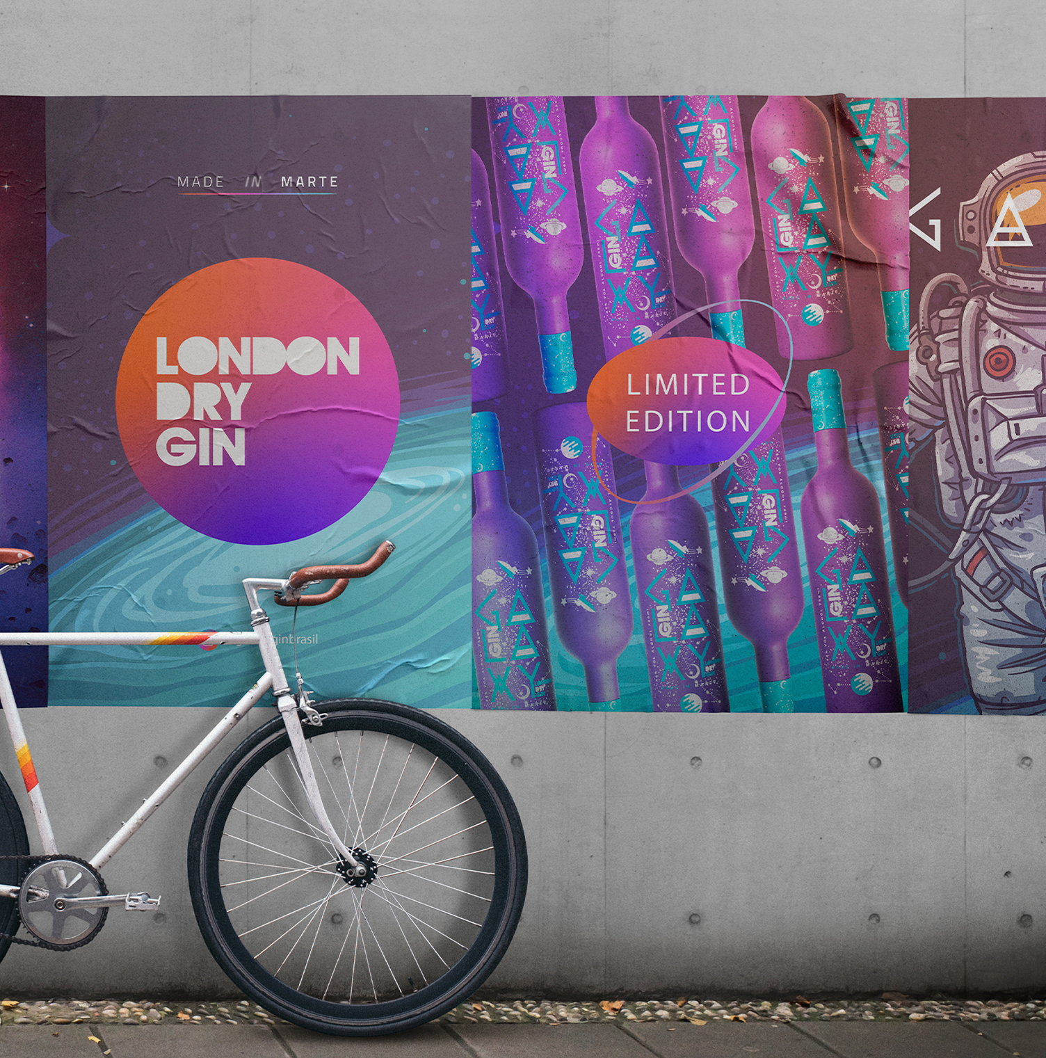 Uma bicicleta está estacionada em frente a um pôster de gim seco de Londres