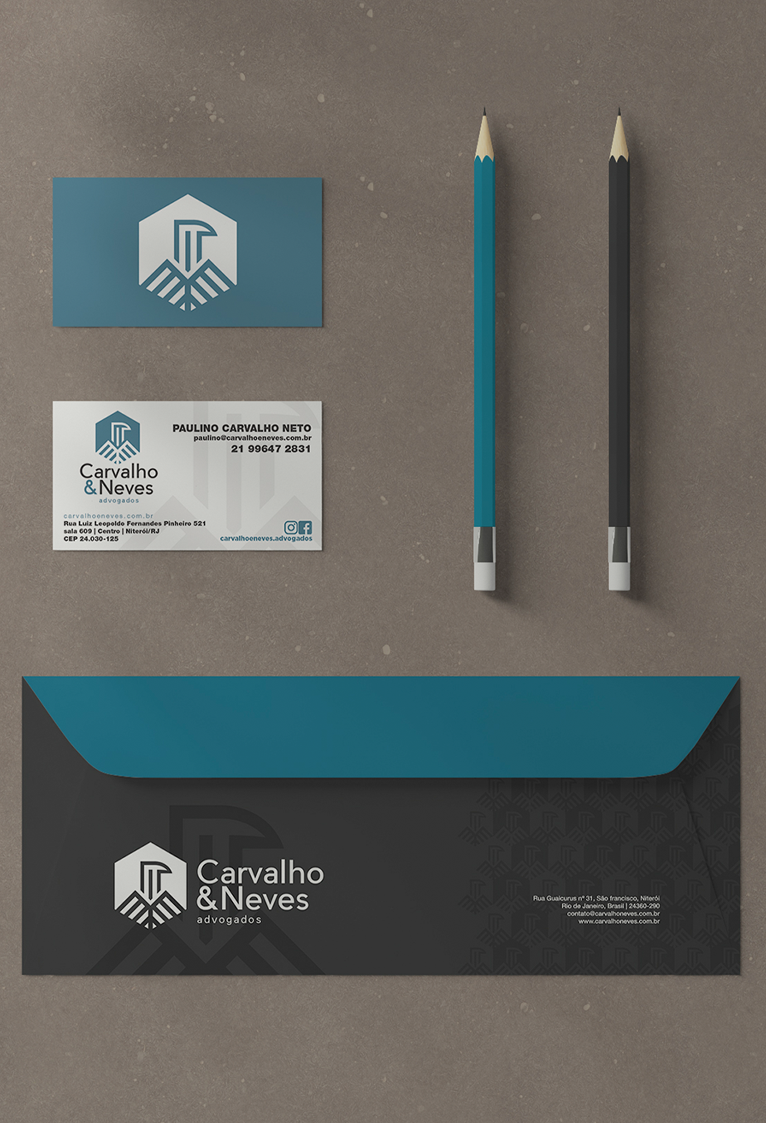 Carvalho & Neves Uma maquete de um envelope de cartão de visita com lápis e caneta