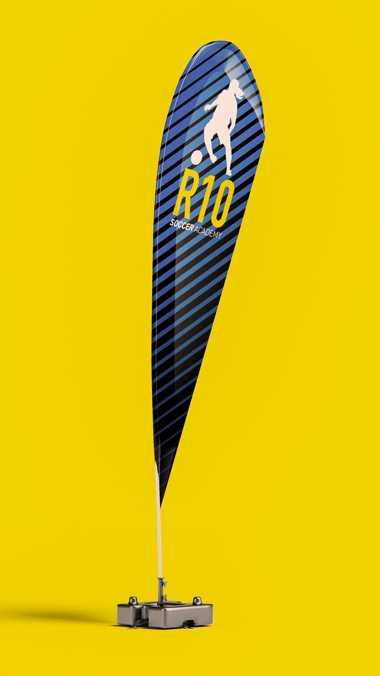 Ronaldinho Soccer Academy Uma bandeira em forma de lágrima com um cavalo está apoiada em um suporte sobre um fundo amarelo.