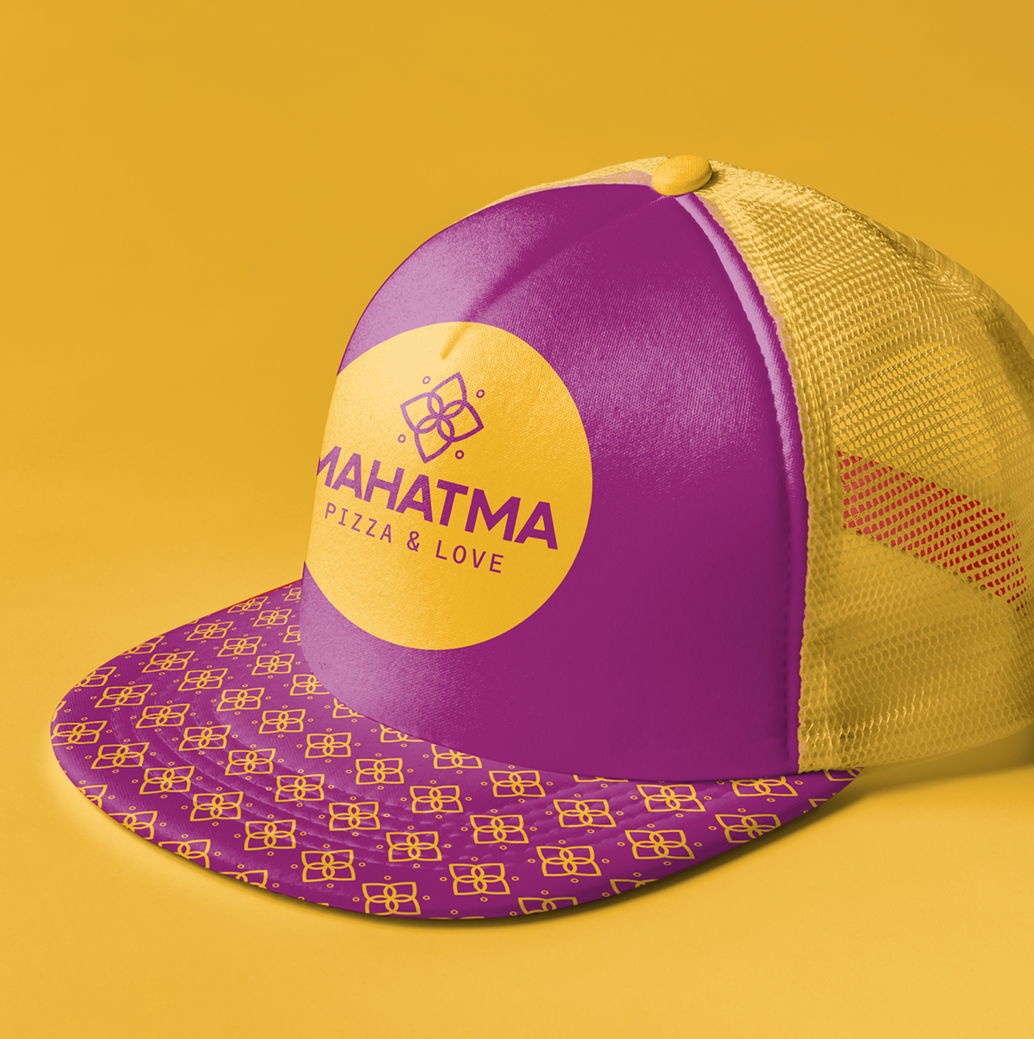 Mahatma Pizzas Um chapéu roxo e amarelo com a palavra mahatma