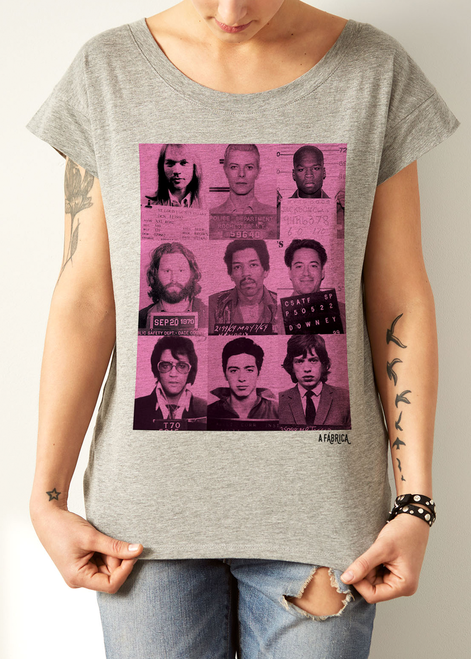 Uma mulher está vestindo uma camiseta com a foto de um monte de gente