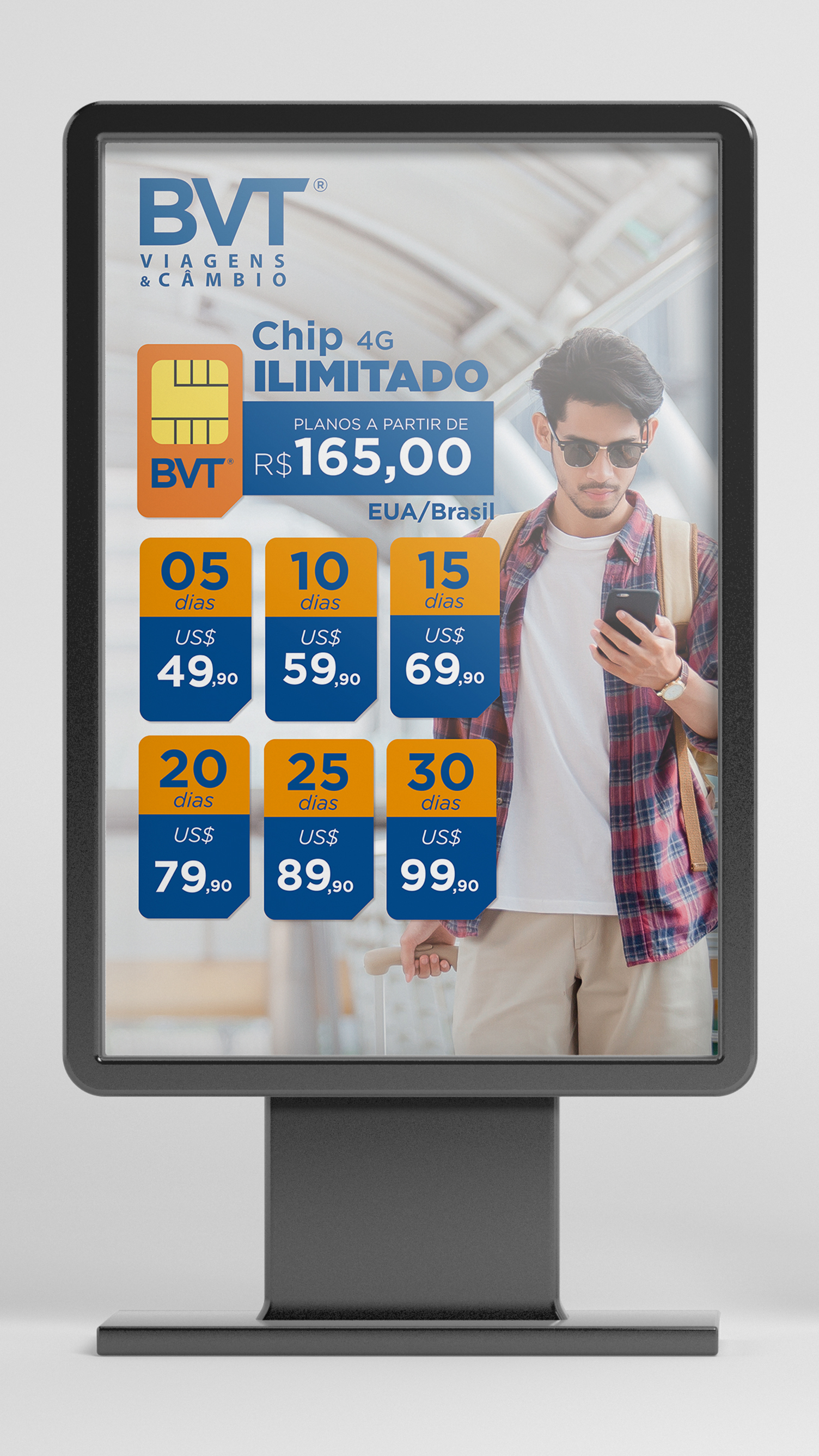 BVT Viagens Um outdoor com a imagem de um homem segurando um celular.