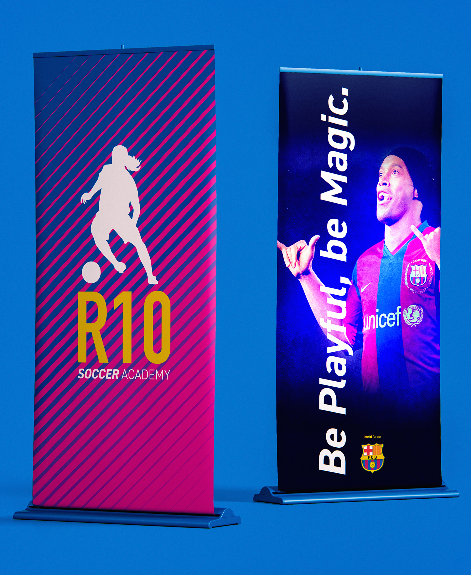 Ronaldinho Soccer Academy Dois banners com um jogador de futebol sobre um fundo azul.
