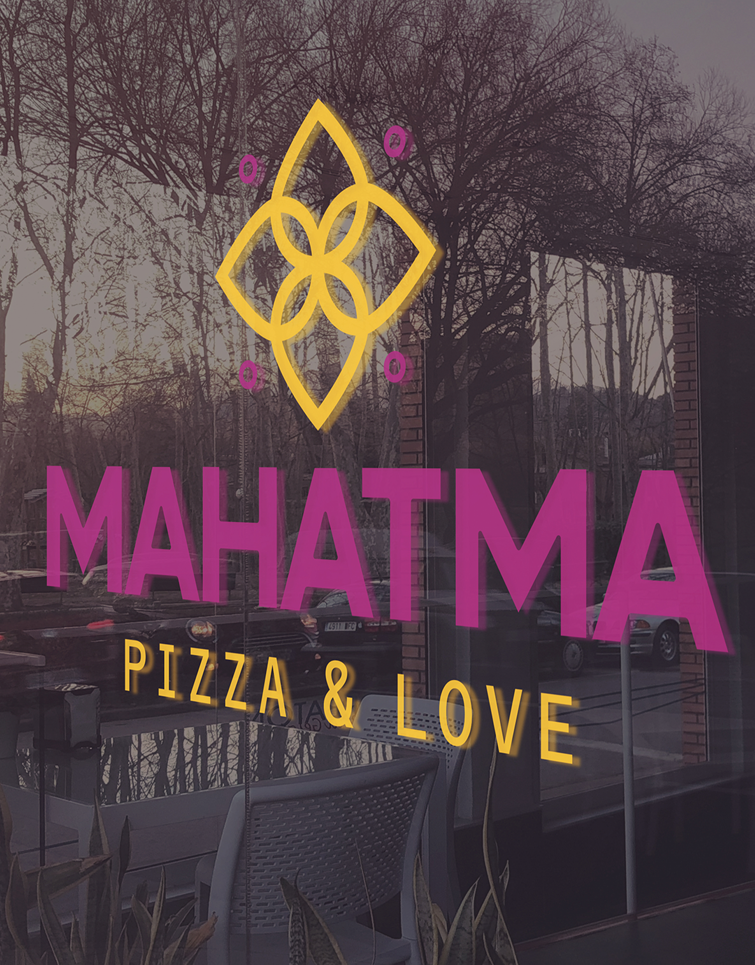 Mahatma Pizzas Uma placa que diz pizza mahatma e amor