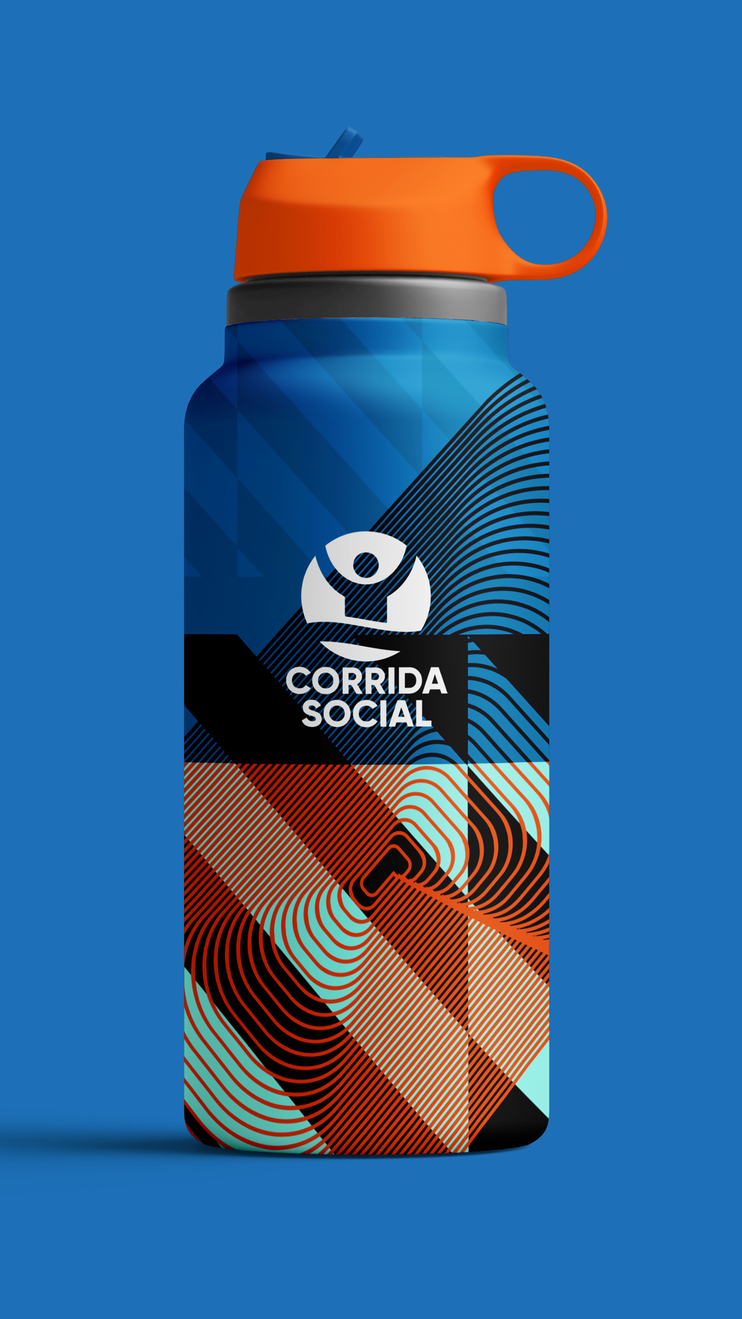 Corrida Social Uma garrafa de água azul com uma tampa laranja está sobre uma superfície azul.