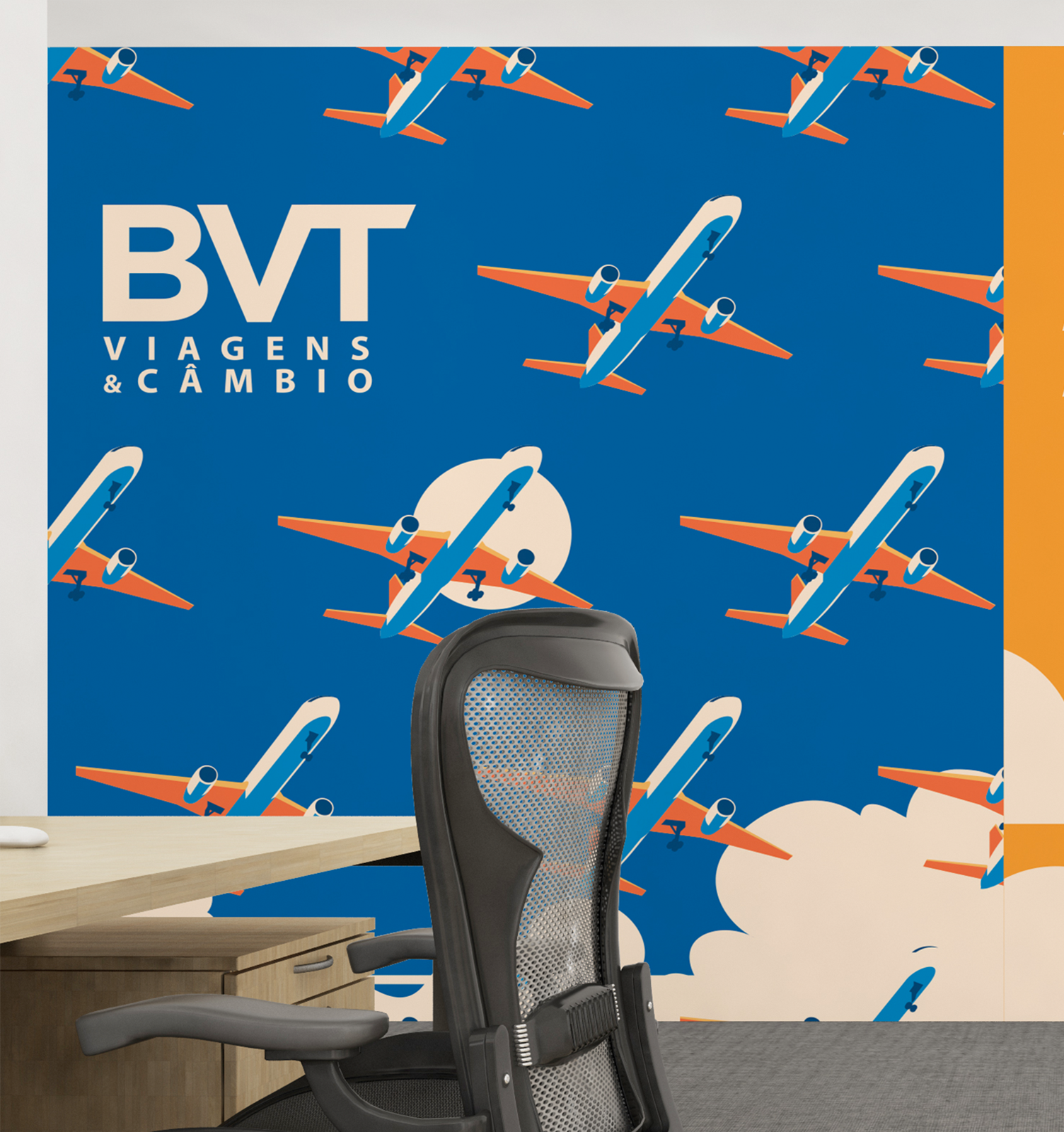 Uma cadeira em frente a uma parede que diz bvt