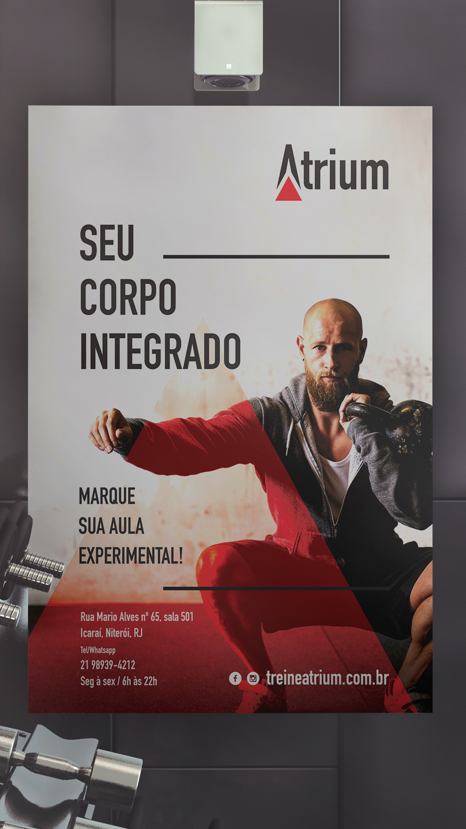 ATRIUM Um pôster de um homem com barba está pendurado na parede.