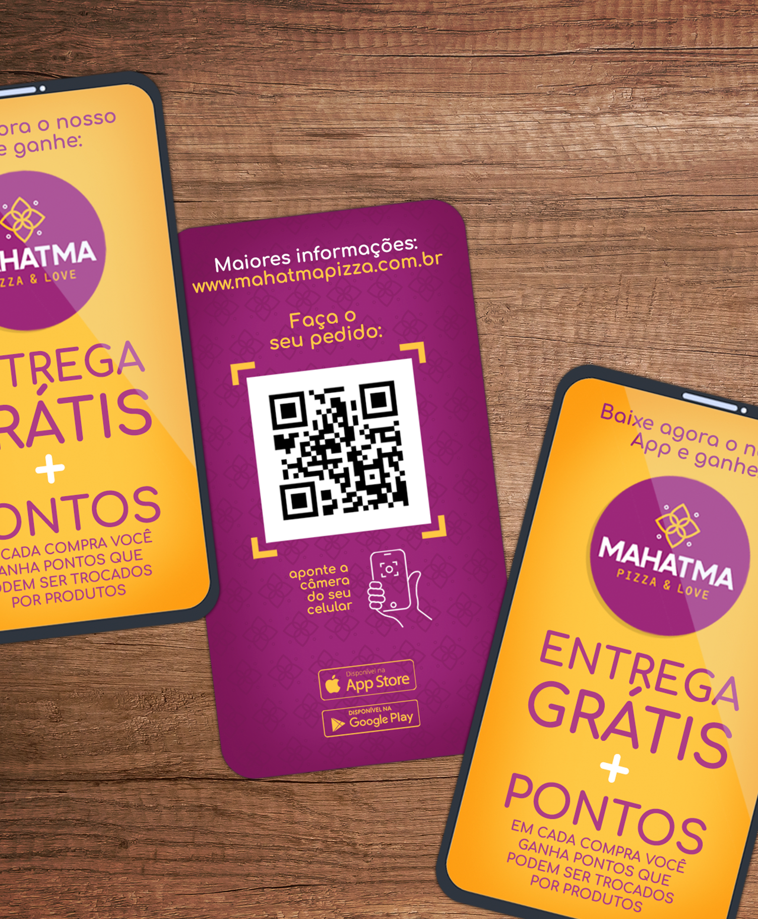 Mahatma Pizzas Três cartões com códigos QR estão sobre uma mesa de madeira.
