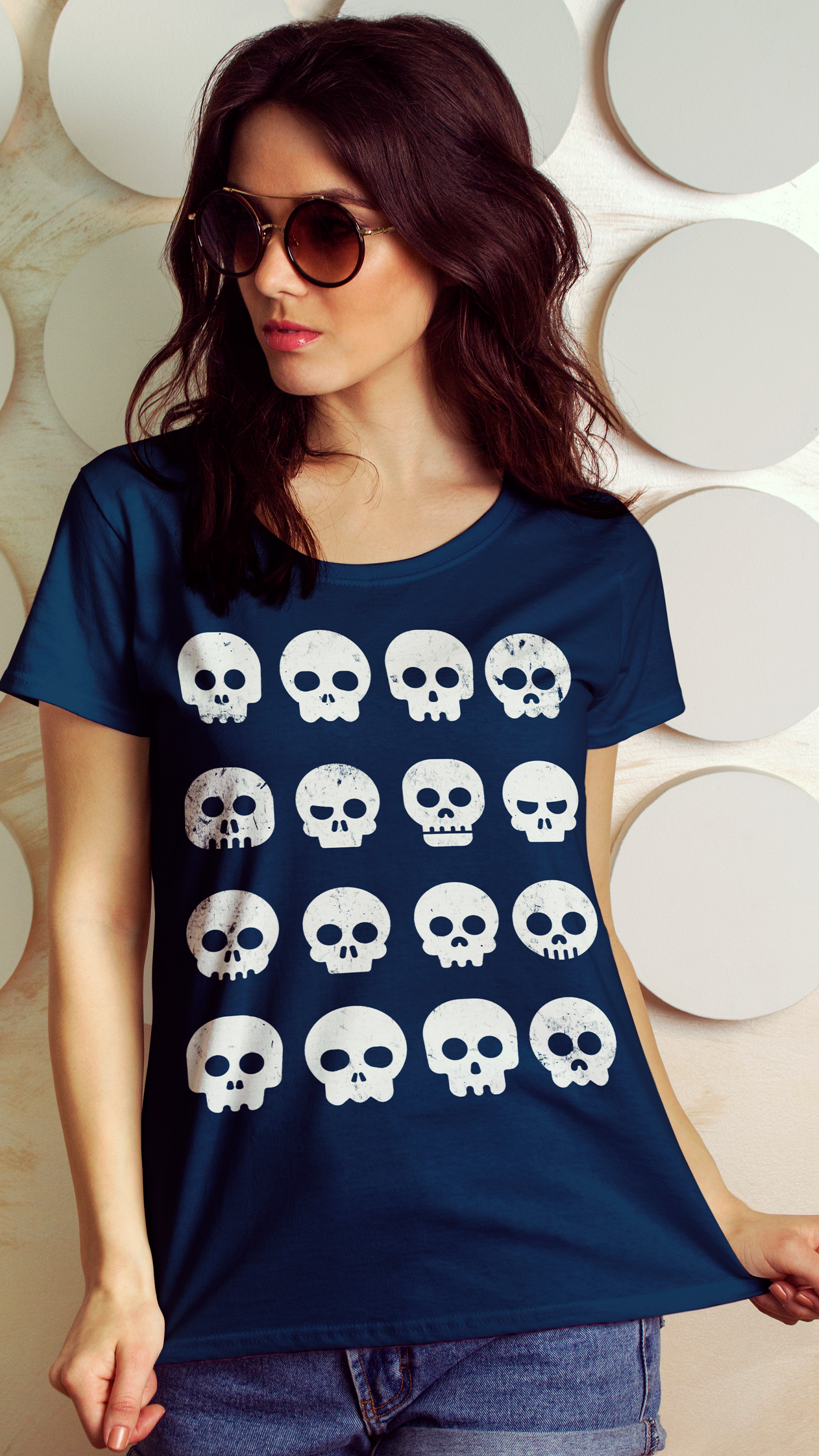 Uma mulher usando óculos escuros e uma camisa azul com caveiras