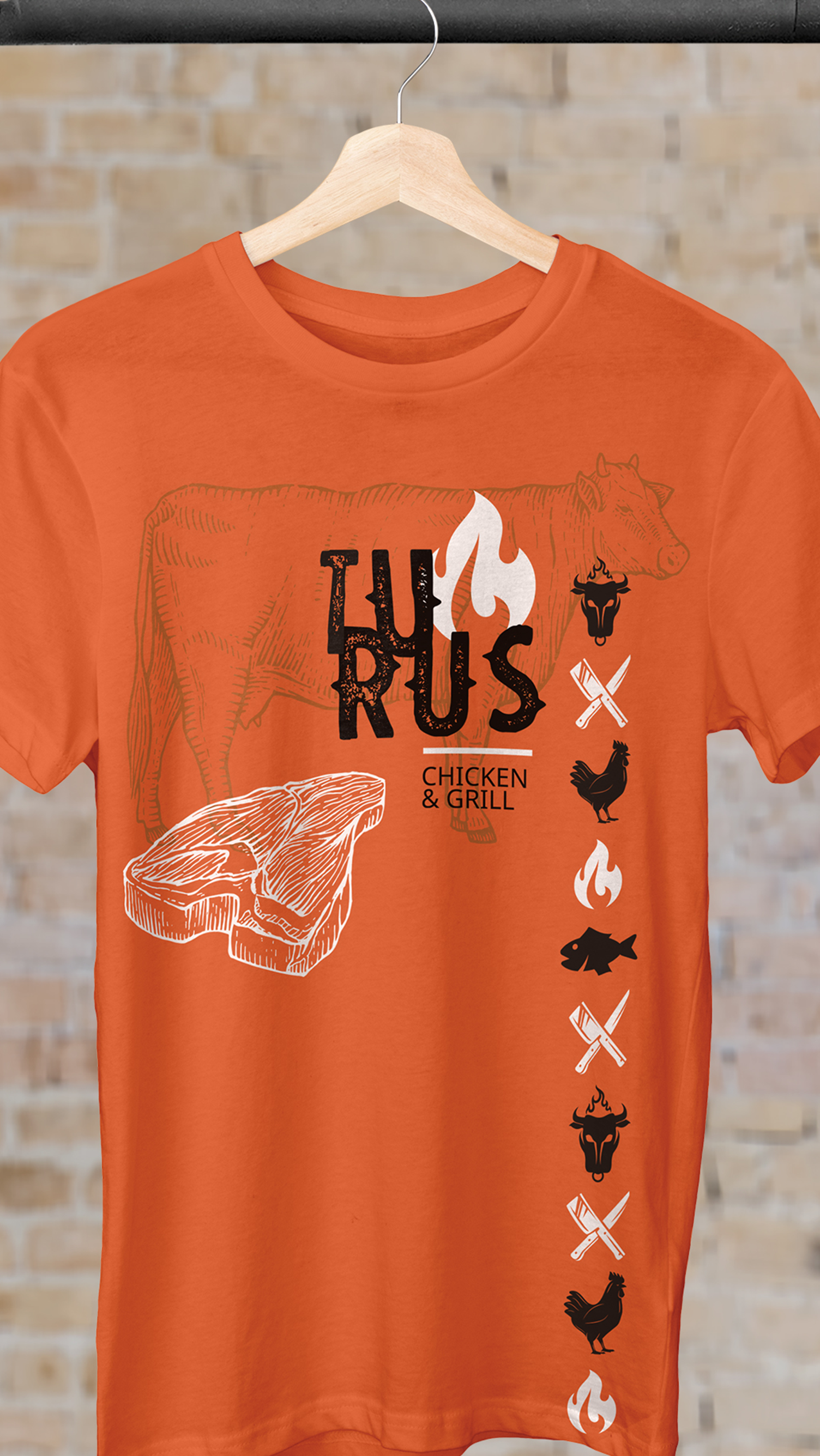 Turus Uma camiseta laranja está pendurada em um cabide de madeira.