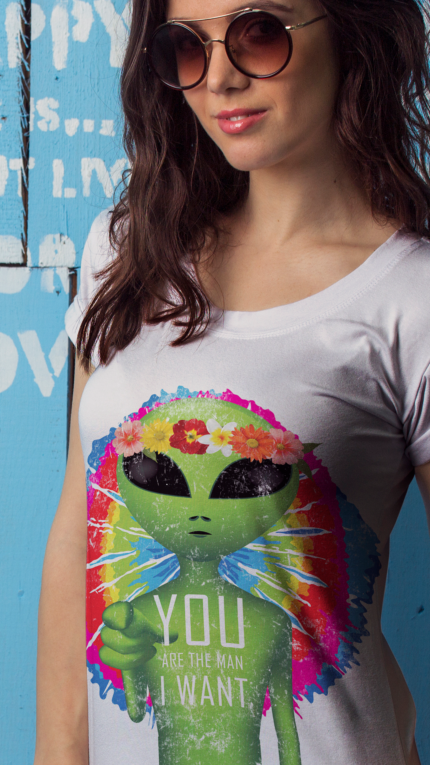 Uma mulher usando óculos escuros e uma camiseta com um alienígena estampado